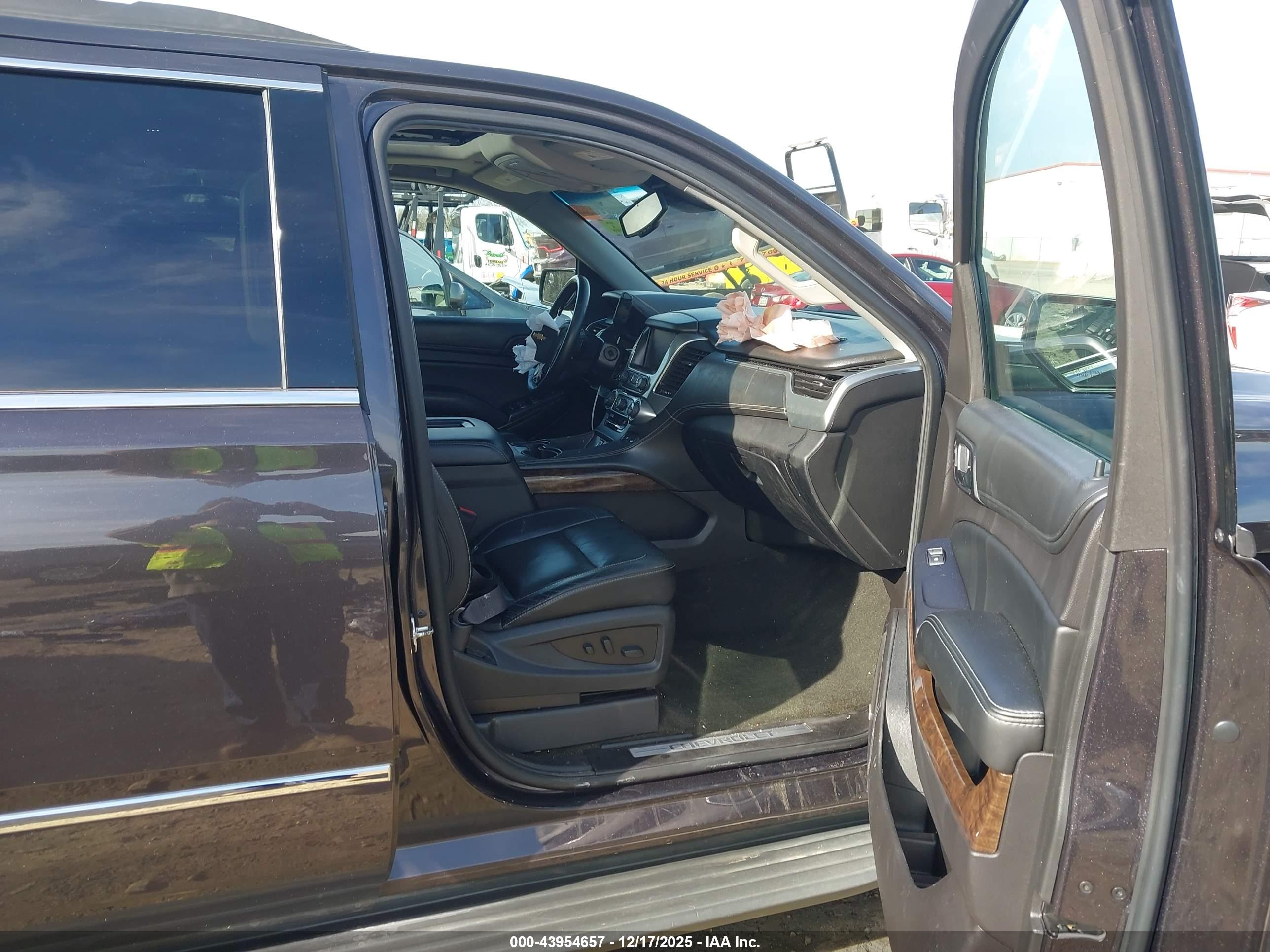 CHEVROLET SUBURBAN image 5