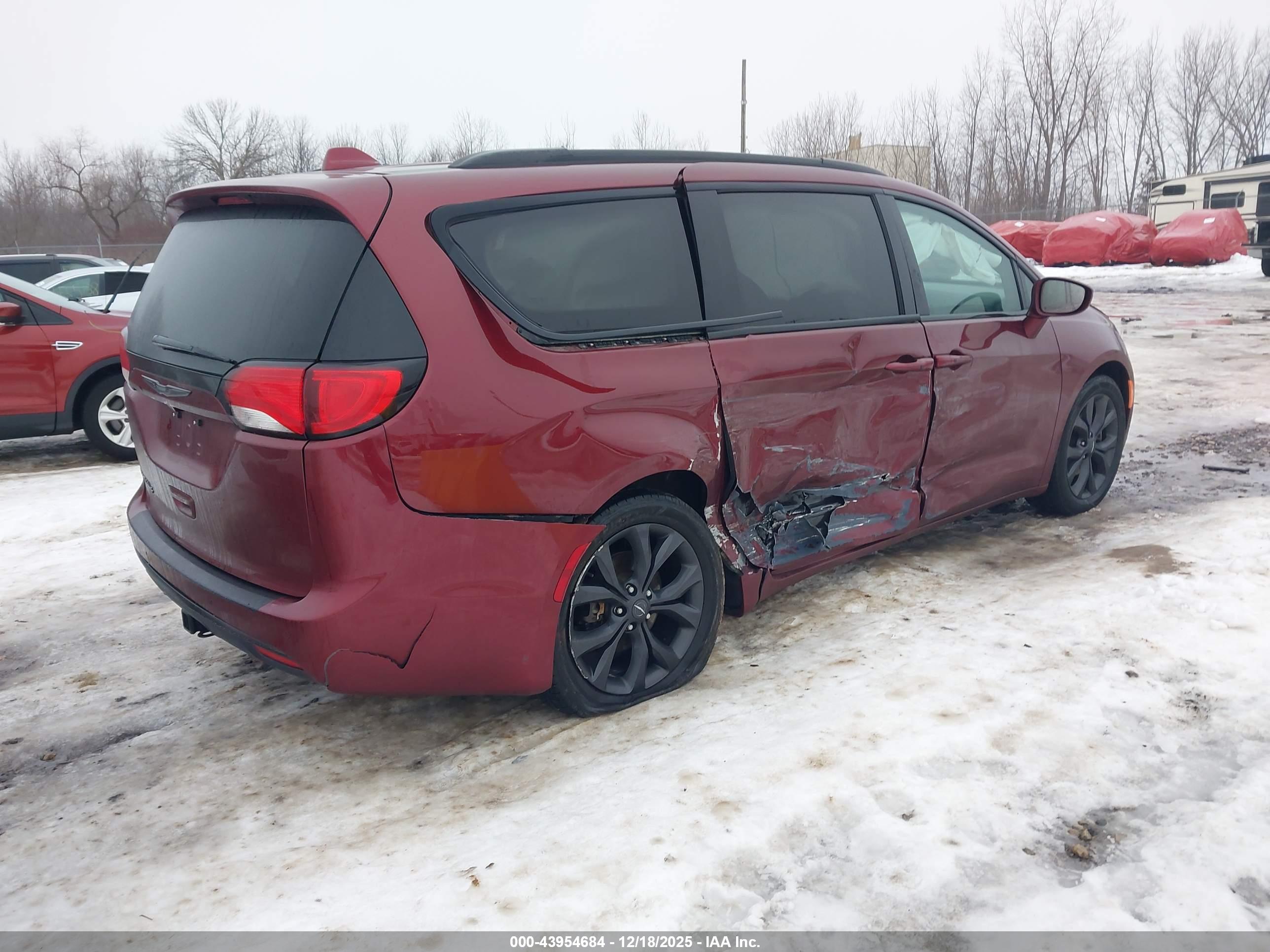 CHRYSLER PACIFICA image 4