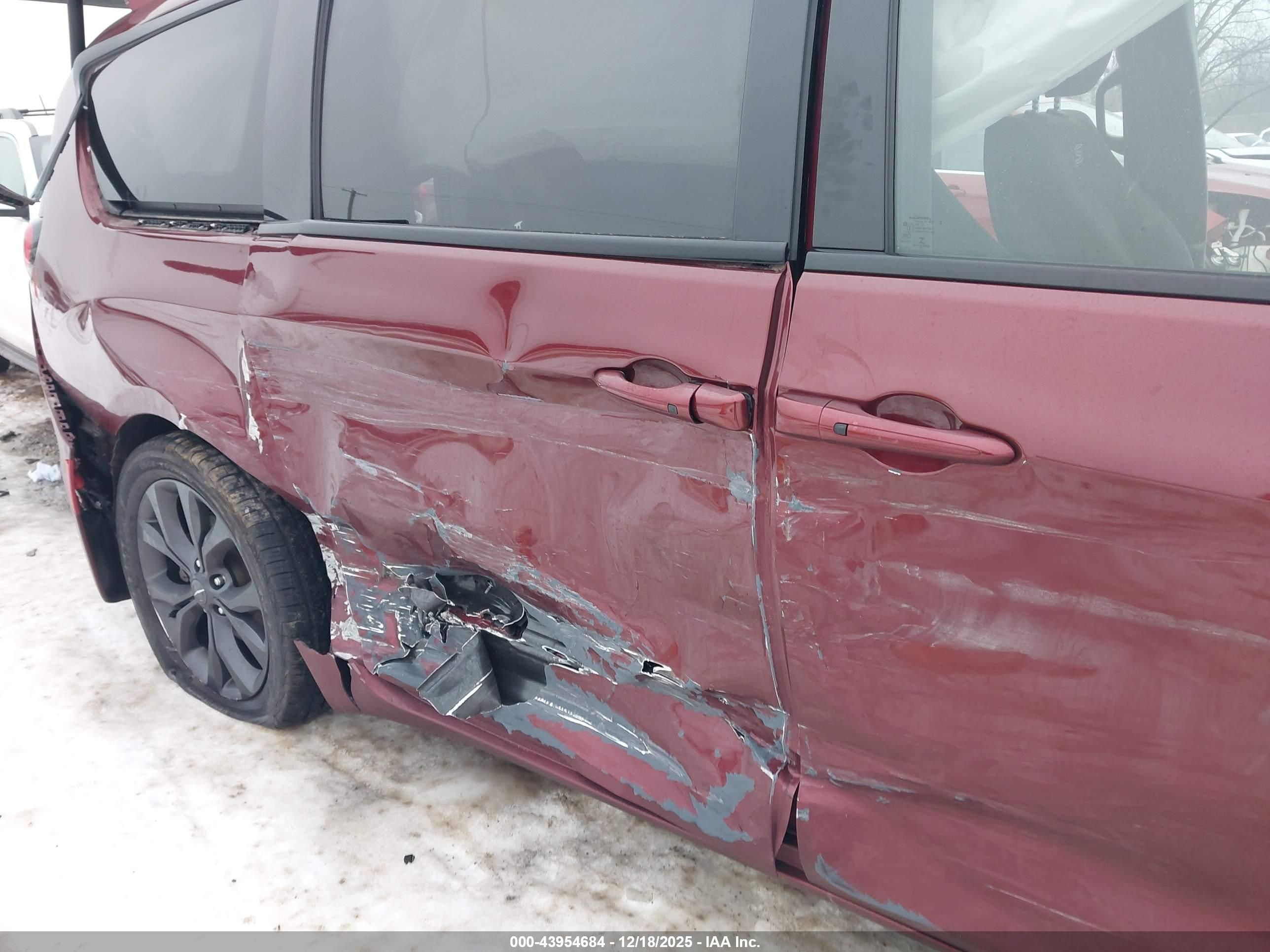 CHRYSLER PACIFICA image 6