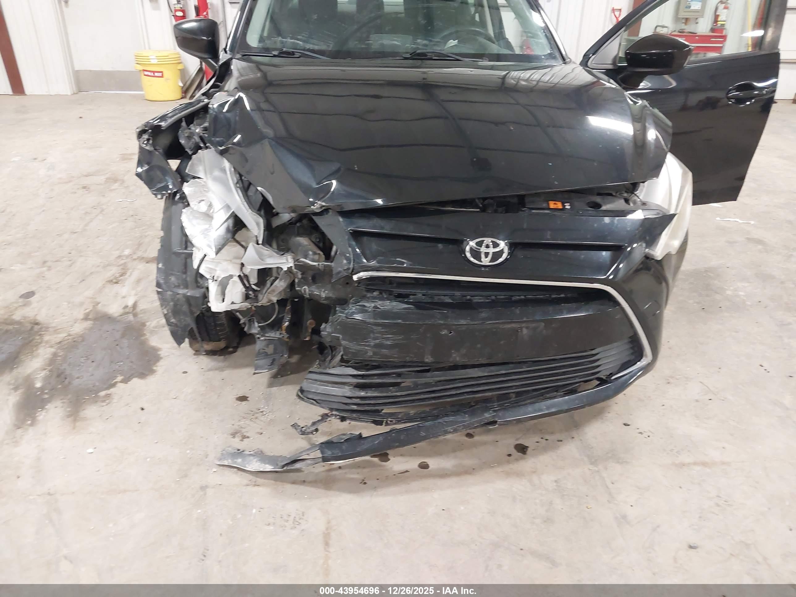 TOYOTA YARIS image 6