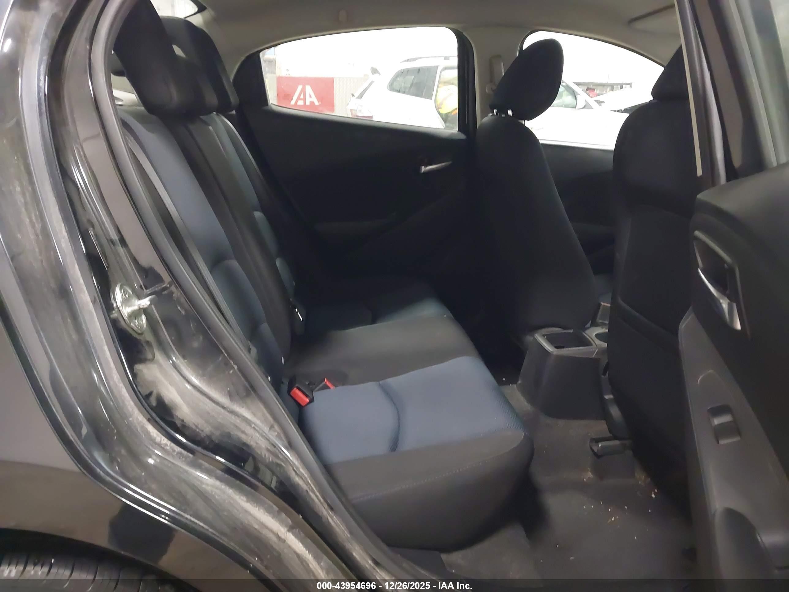 TOYOTA YARIS image 8