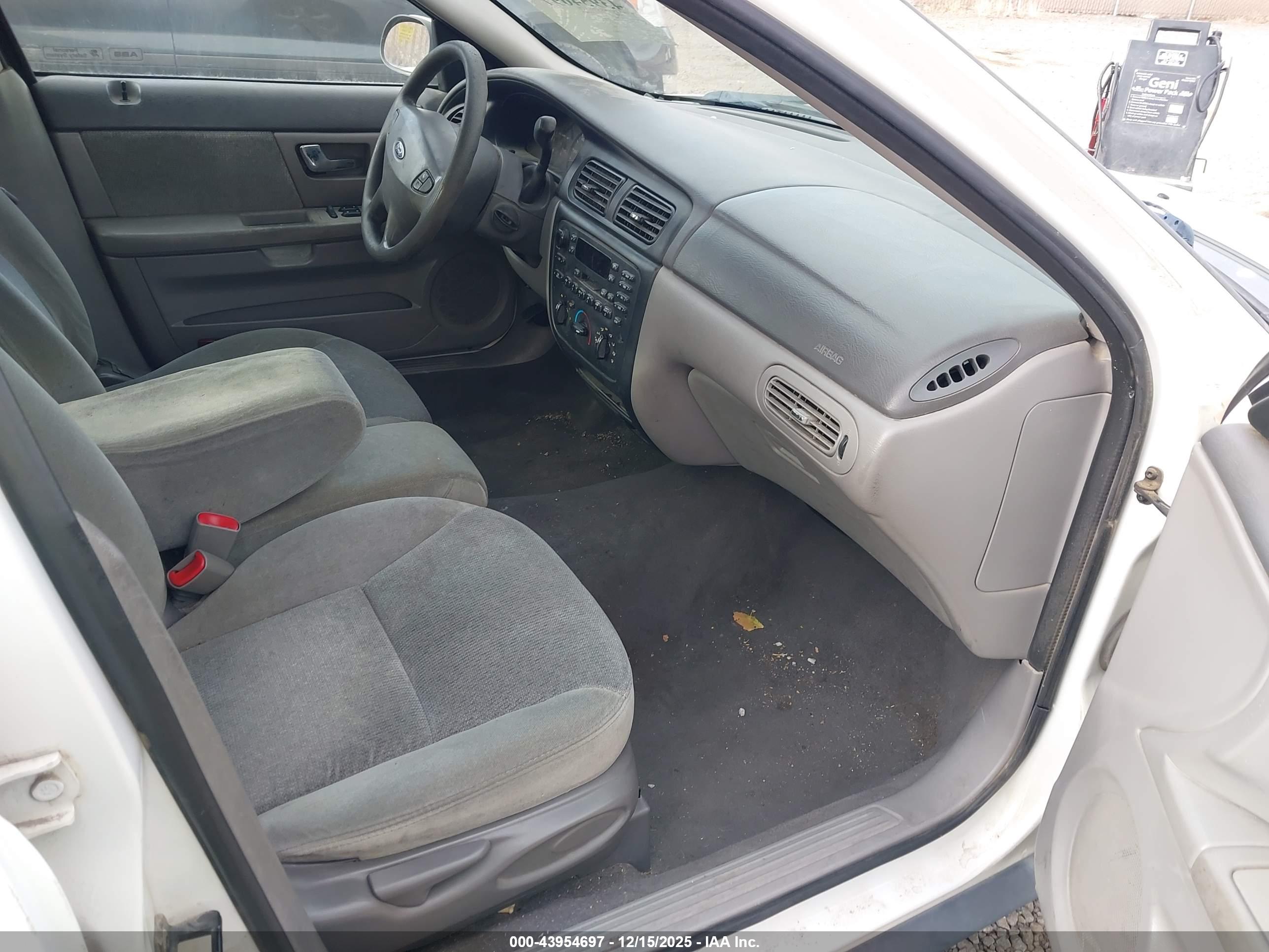 FORD TAURUS image 5