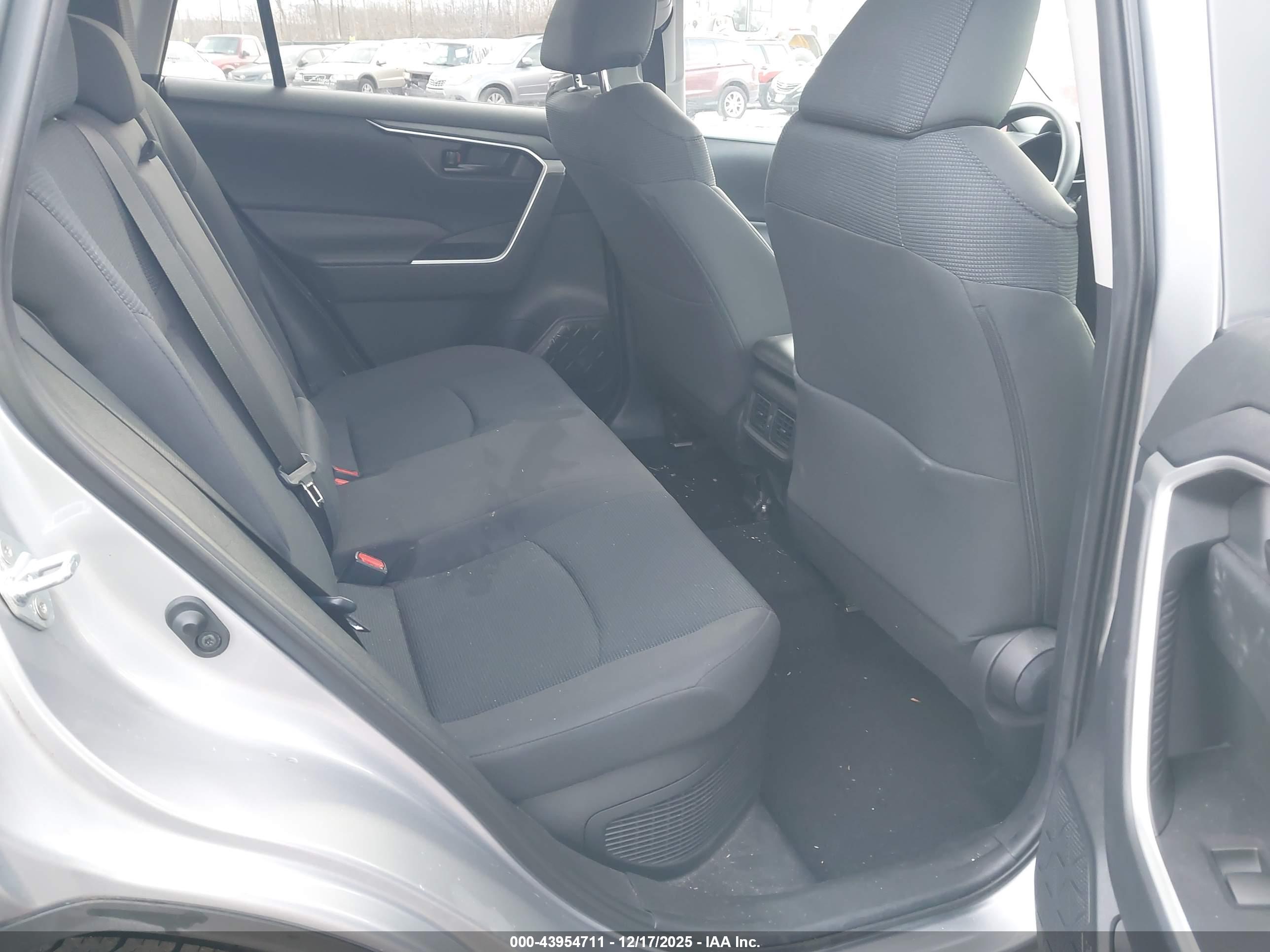 TOYOTA RAV4 image 8