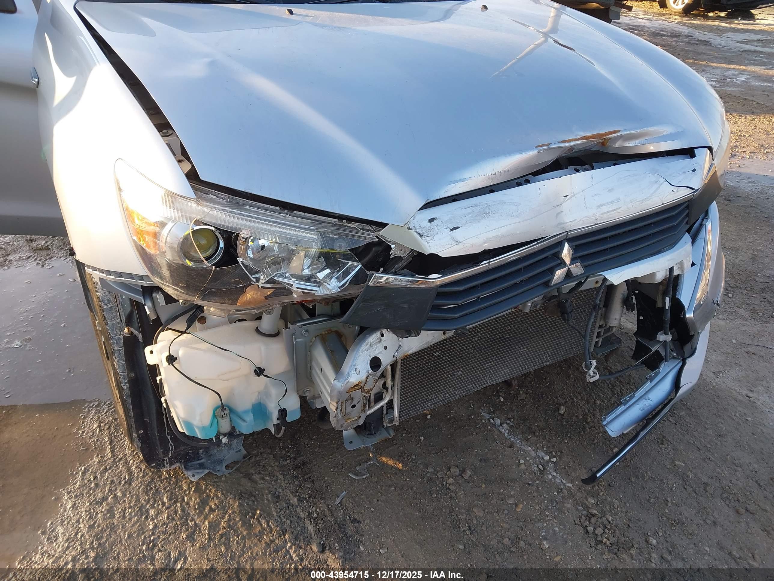 MITSUBISHI OUTLANDER image 6