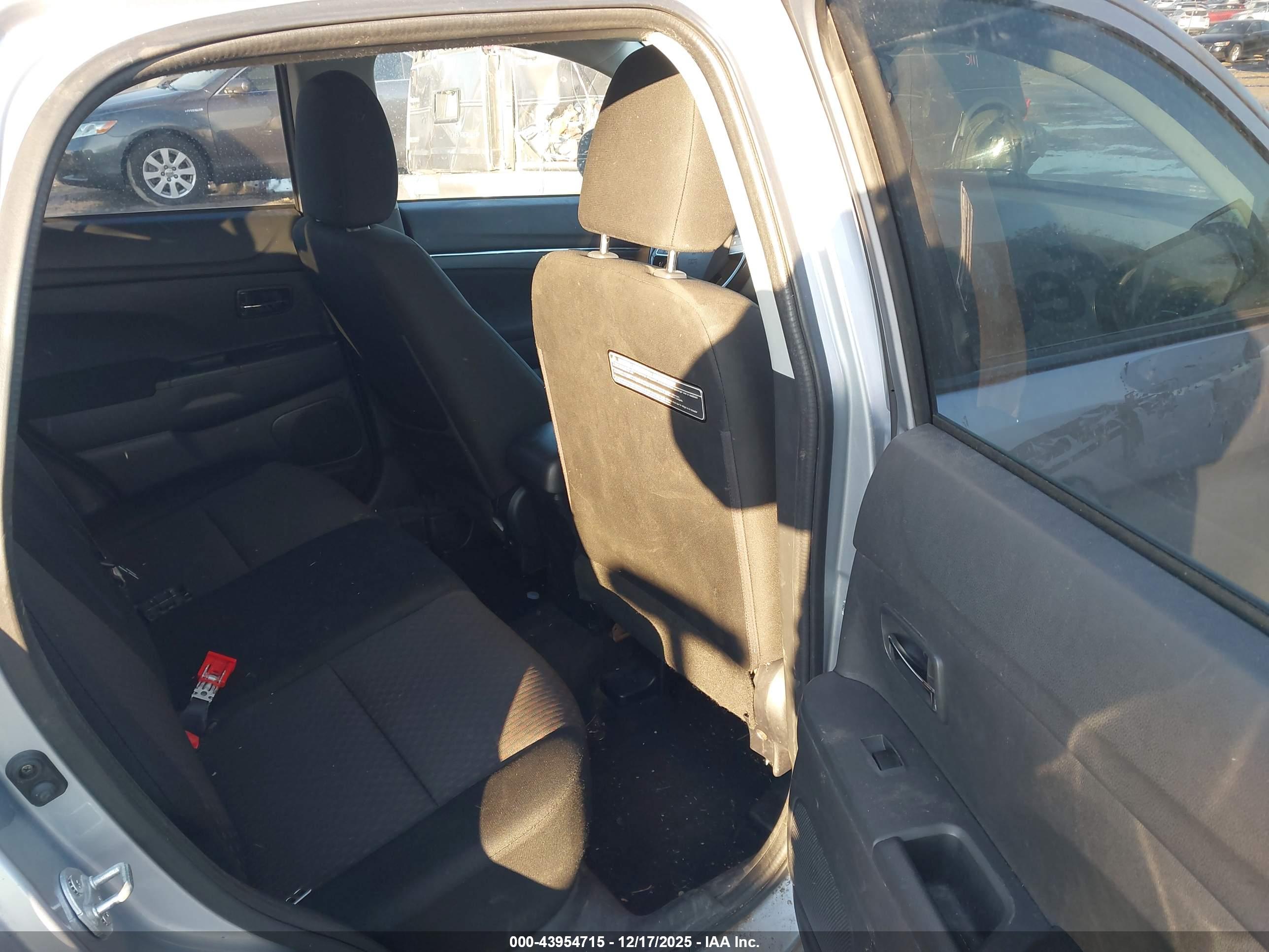 MITSUBISHI OUTLANDER image 8