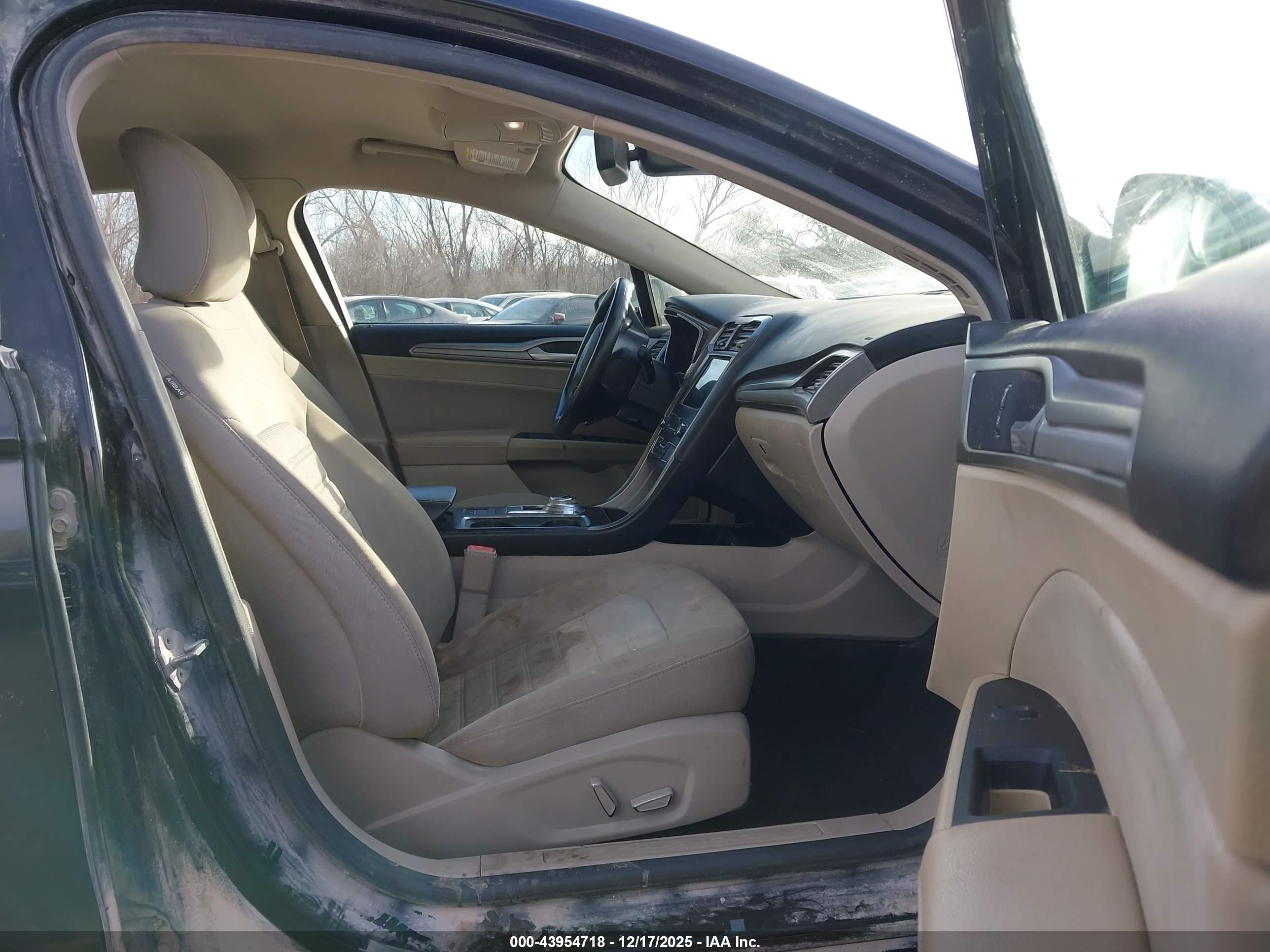 FORD FUSION image 5