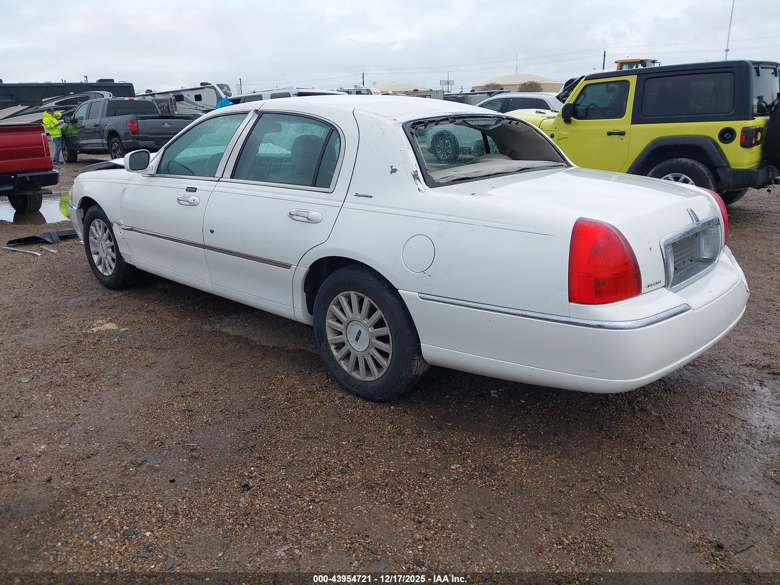 LINCOLN TOWN image 3