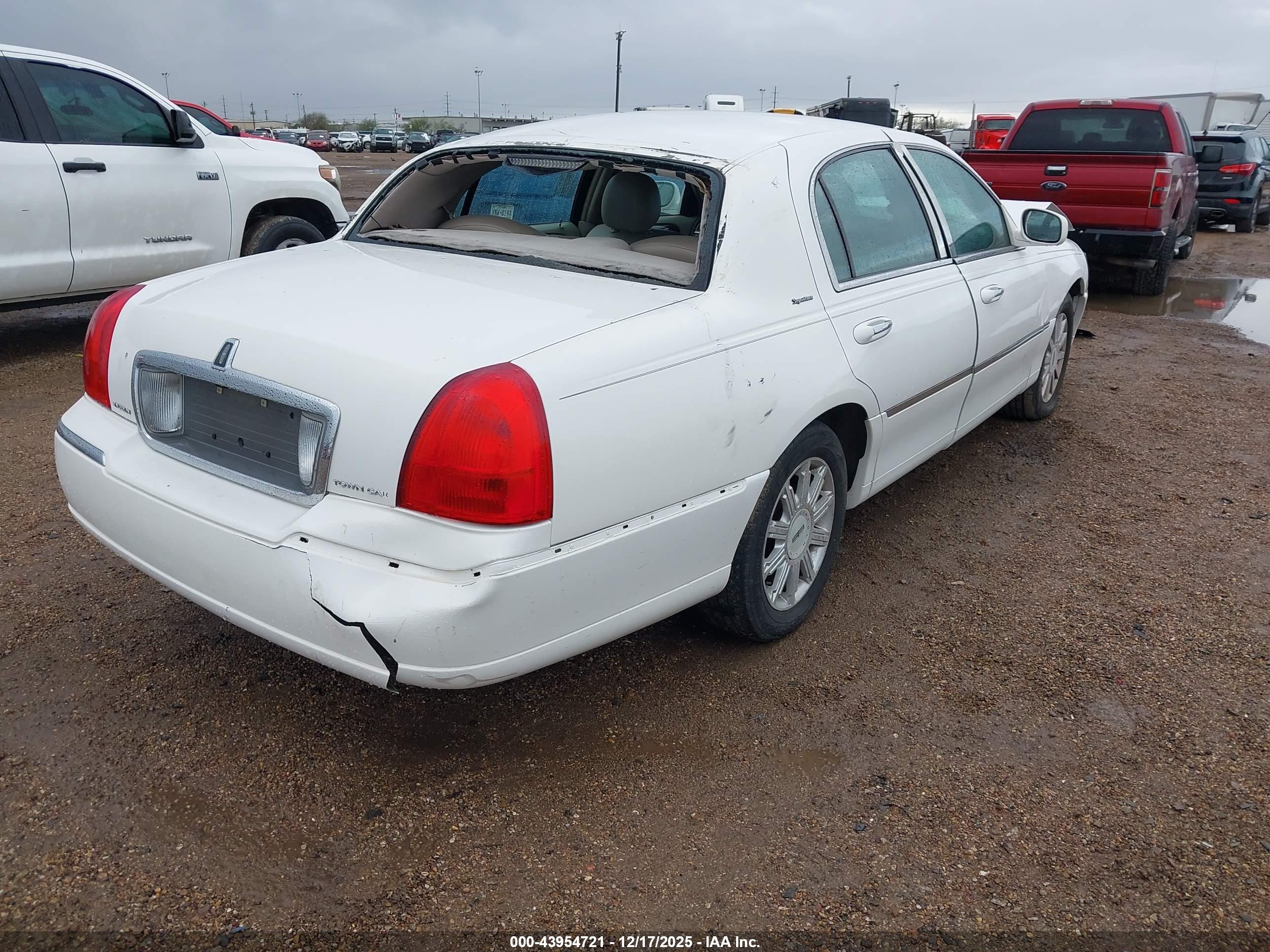 LINCOLN TOWN image 4
