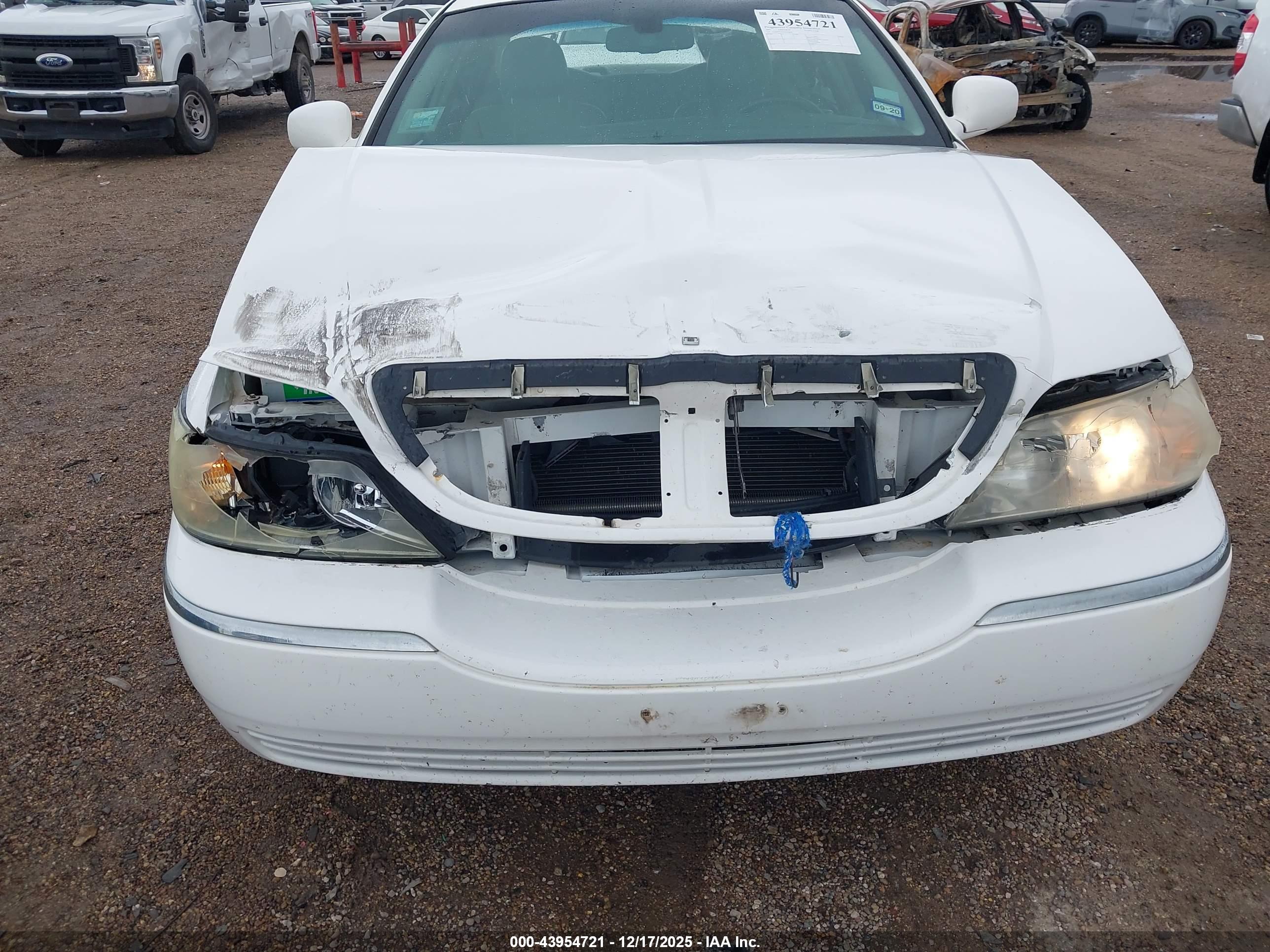 LINCOLN TOWN image 6