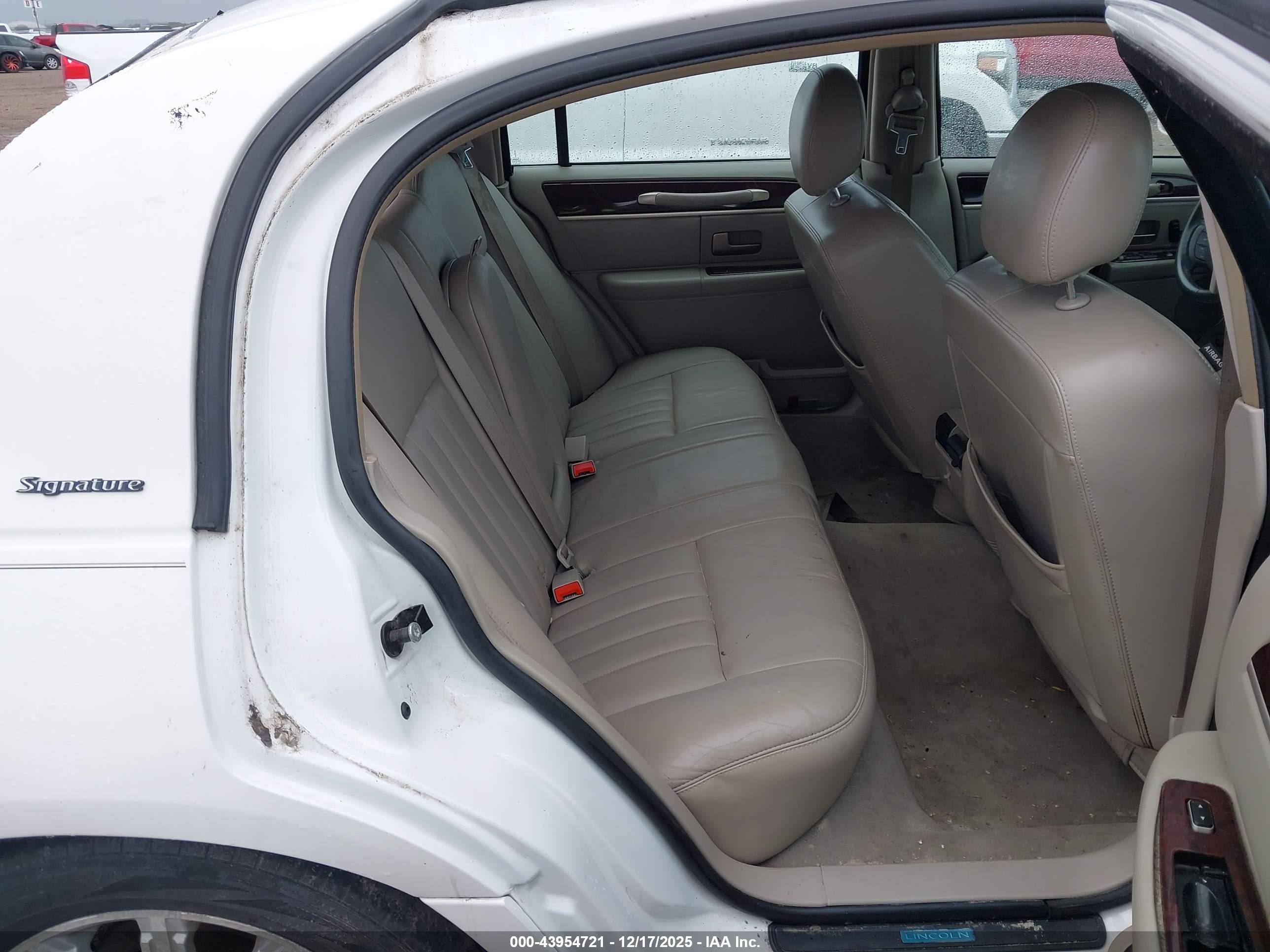 LINCOLN TOWN image 8
