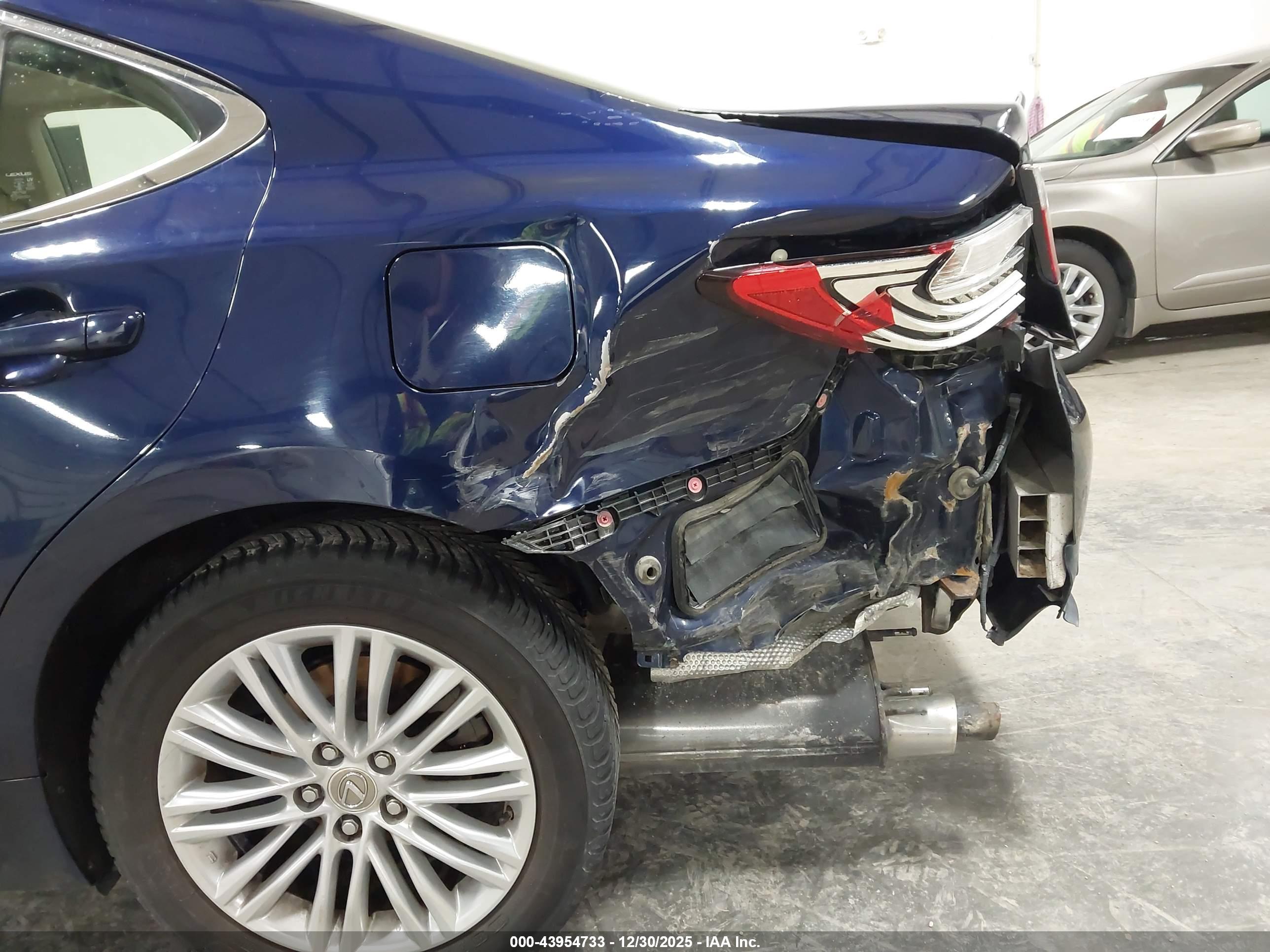 LEXUS ES image 6