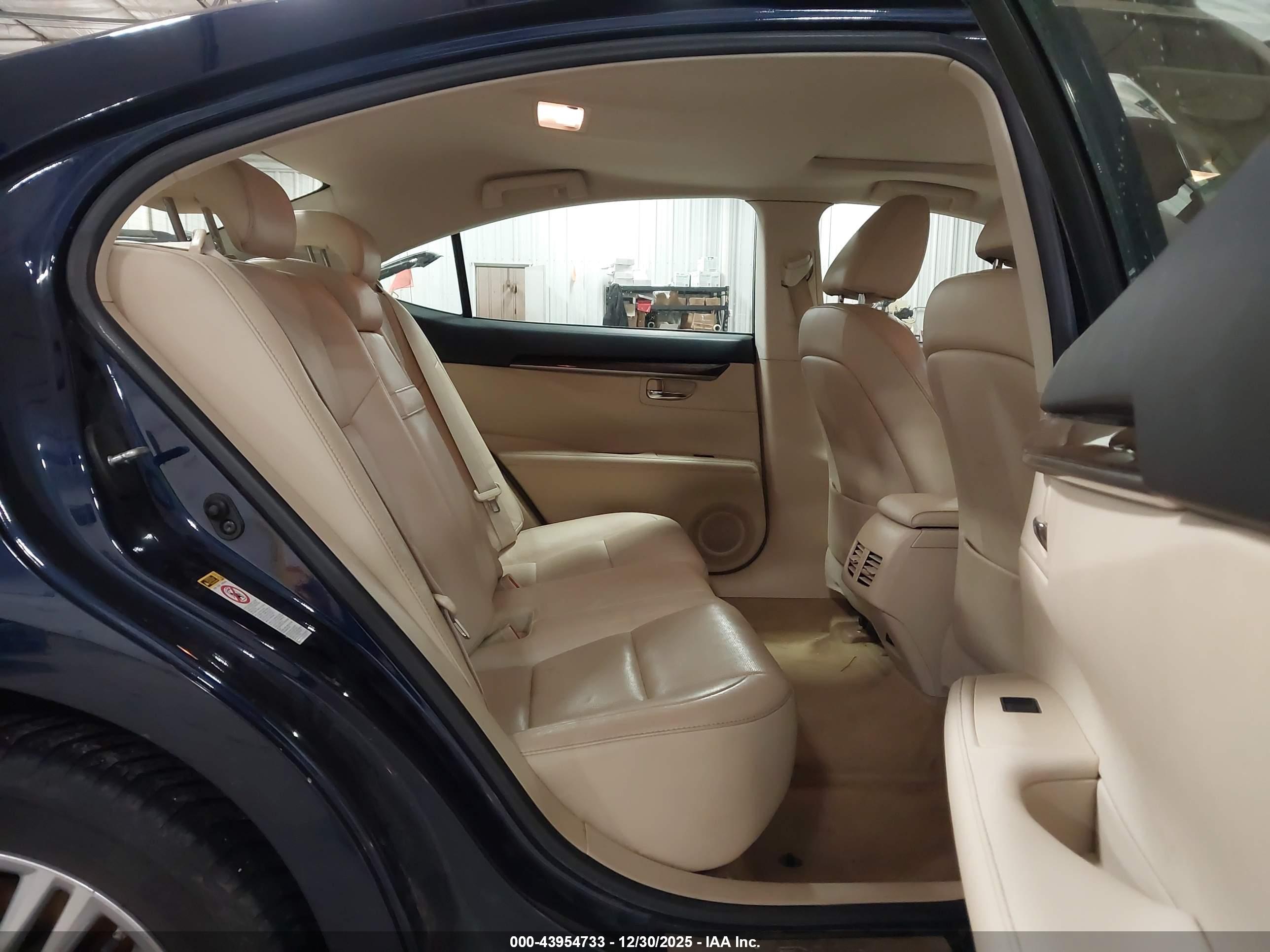 LEXUS ES image 8