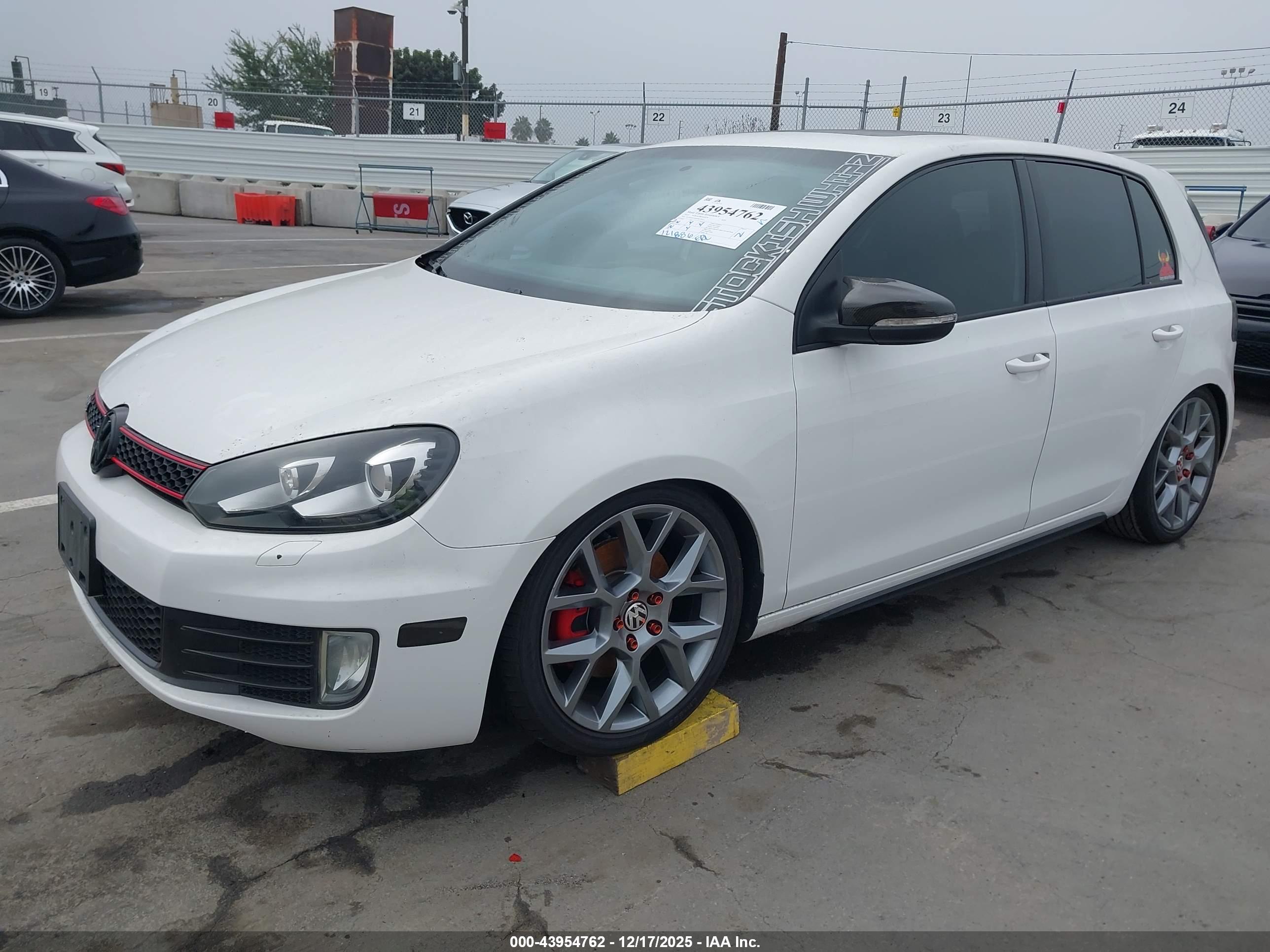 VOLKSWAGEN GTI image 2