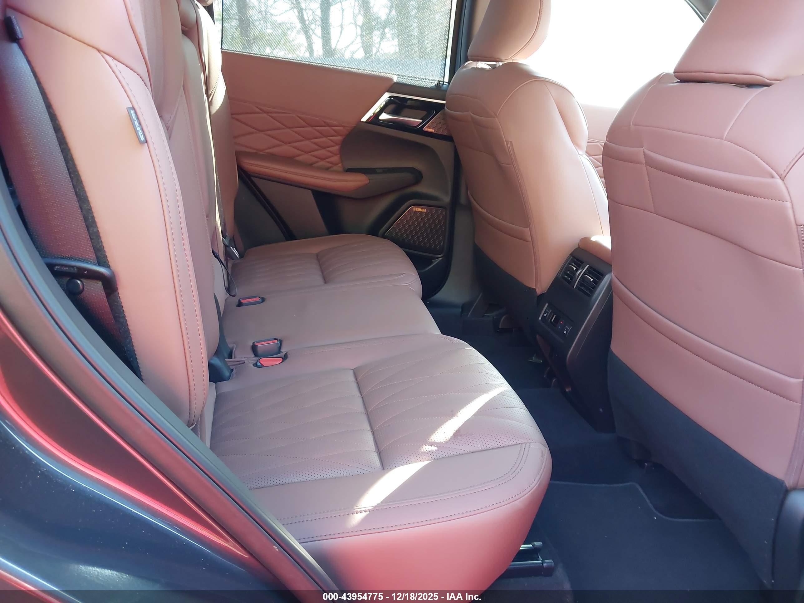 MITSUBISHI OUTLANDER image 8