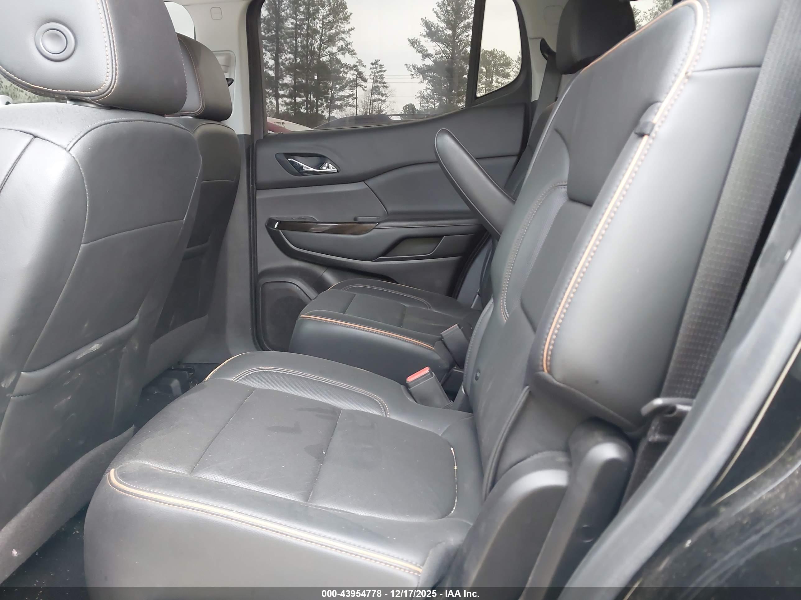GMC ACADIA image 8