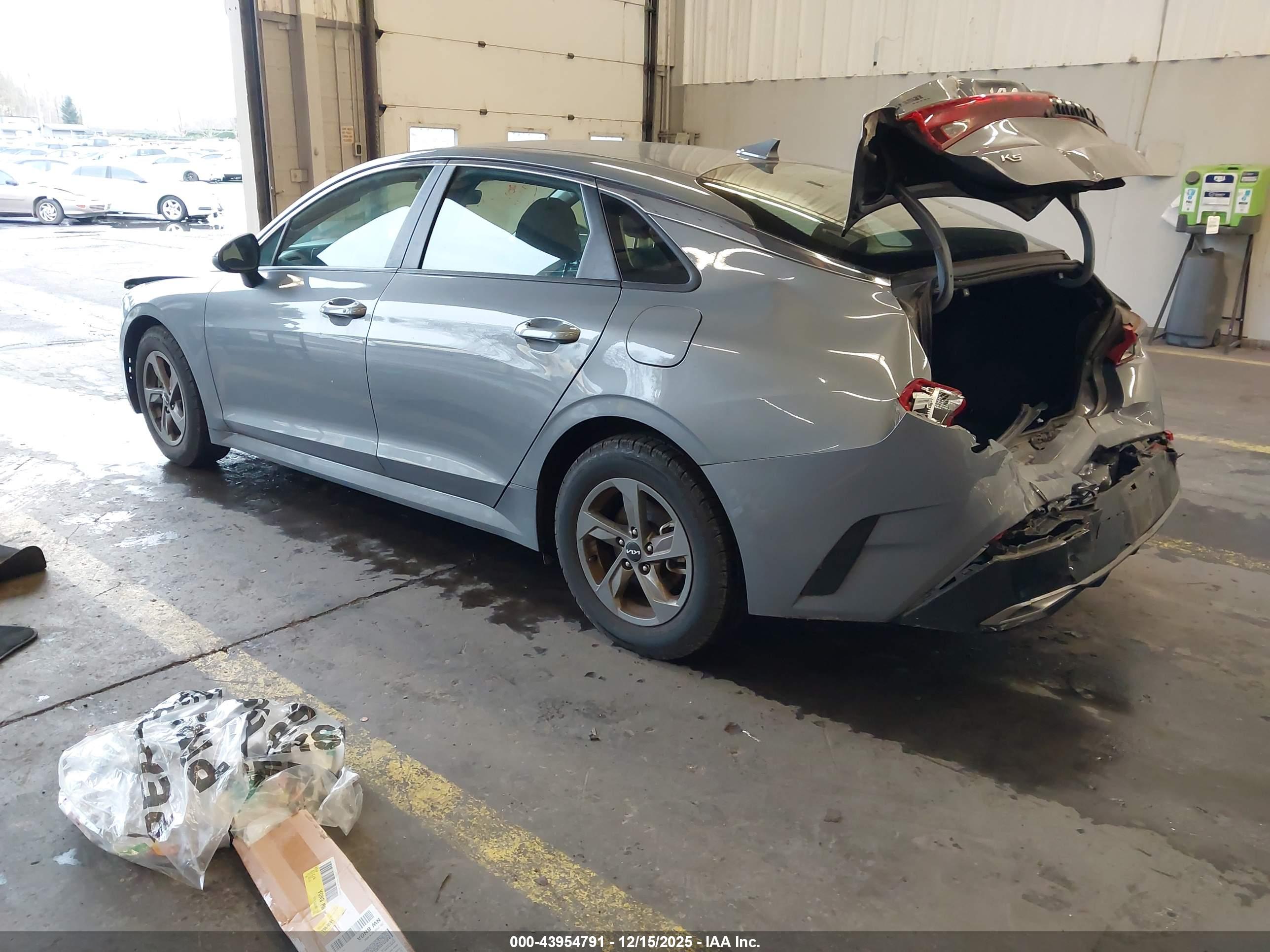 KIA K5 image 3