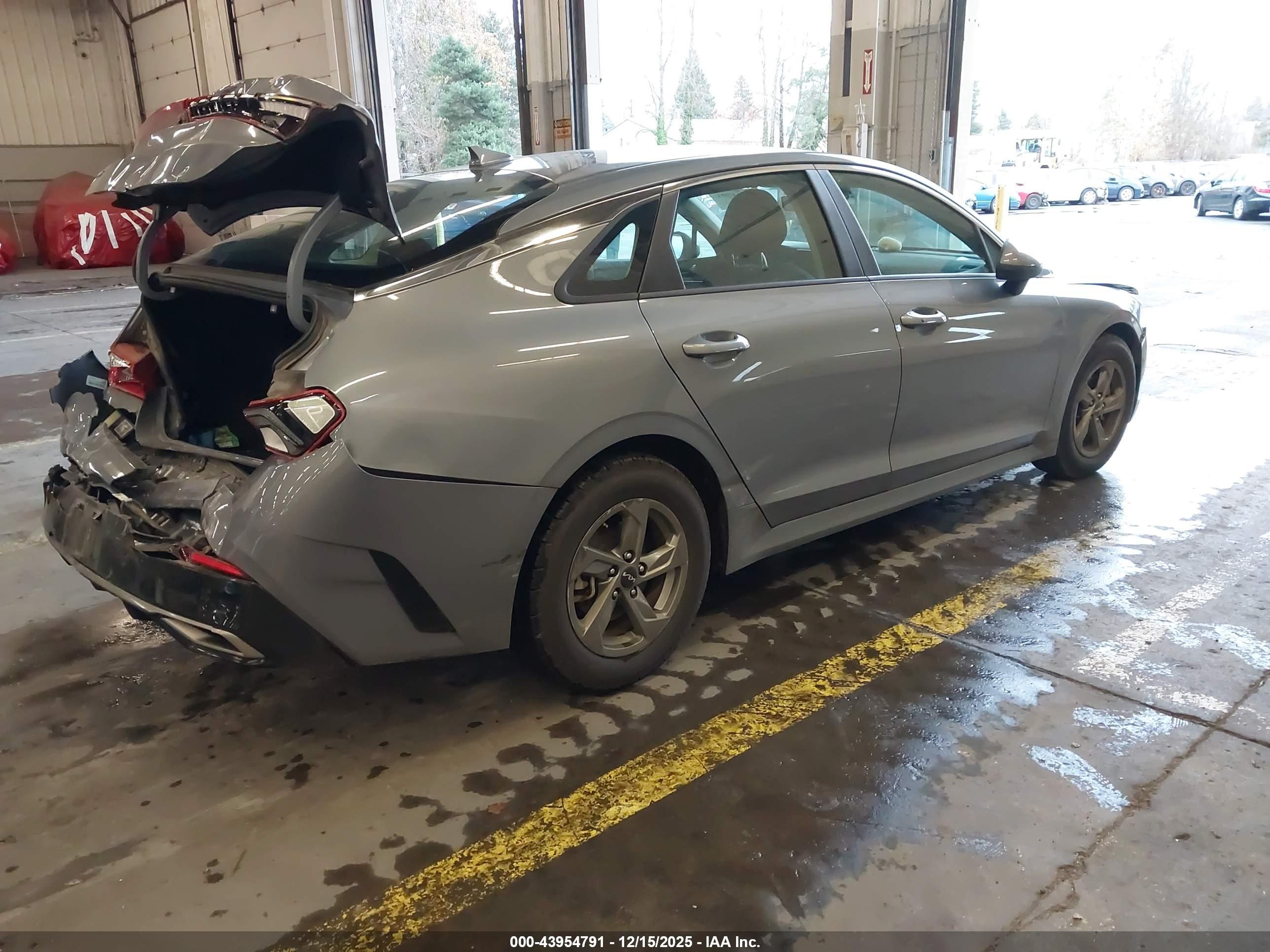 KIA K5 image 4