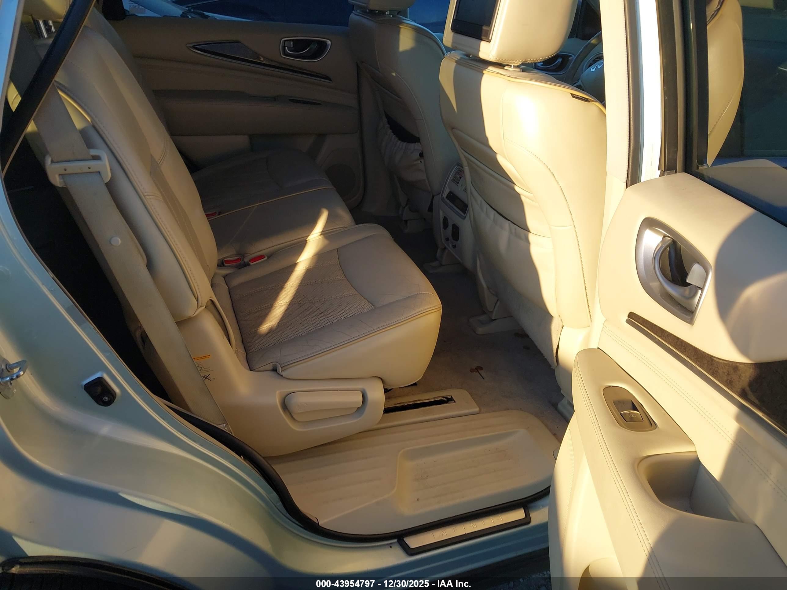 INFINITI JX35 image 8
