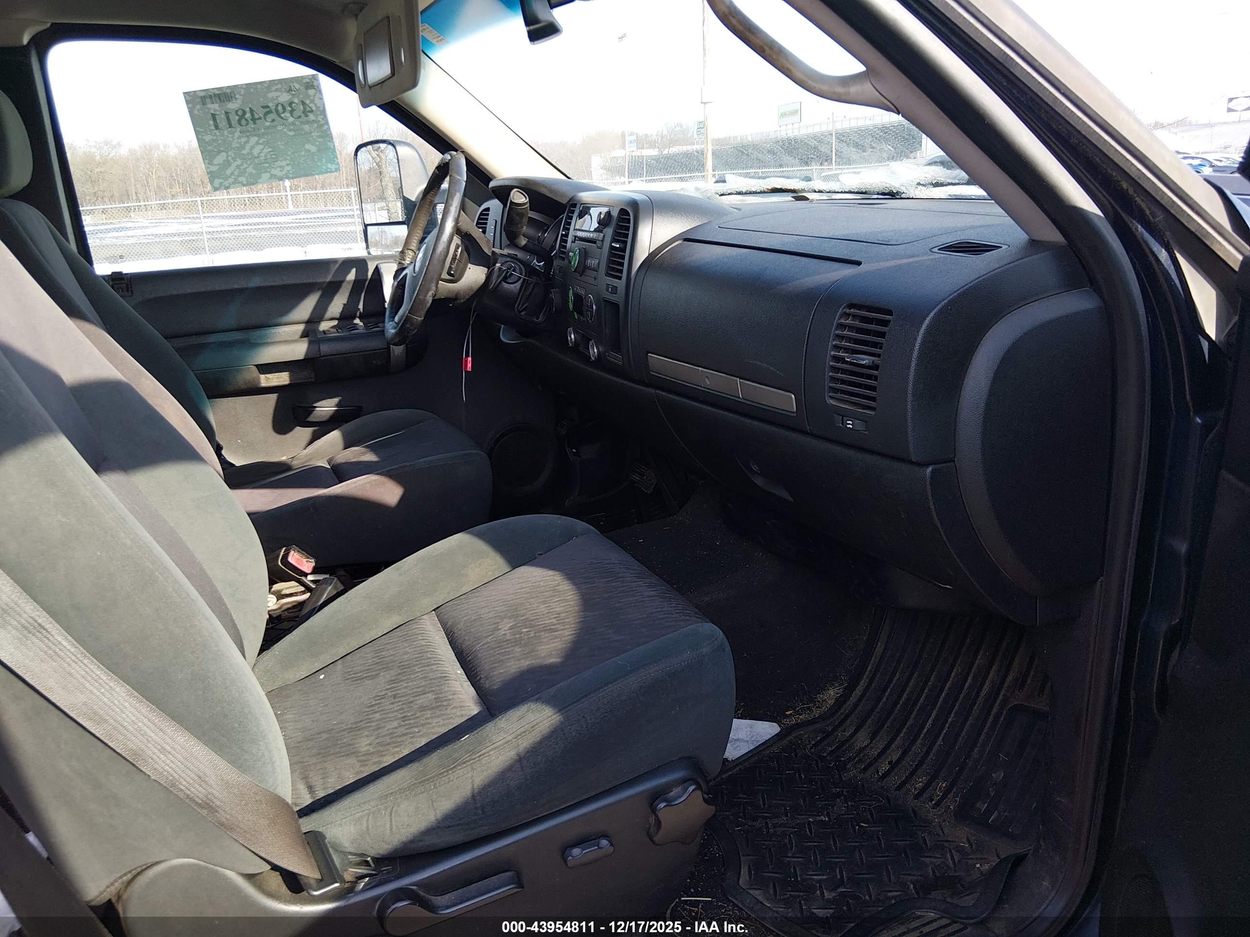 CHEVROLET SILVERADO image 5