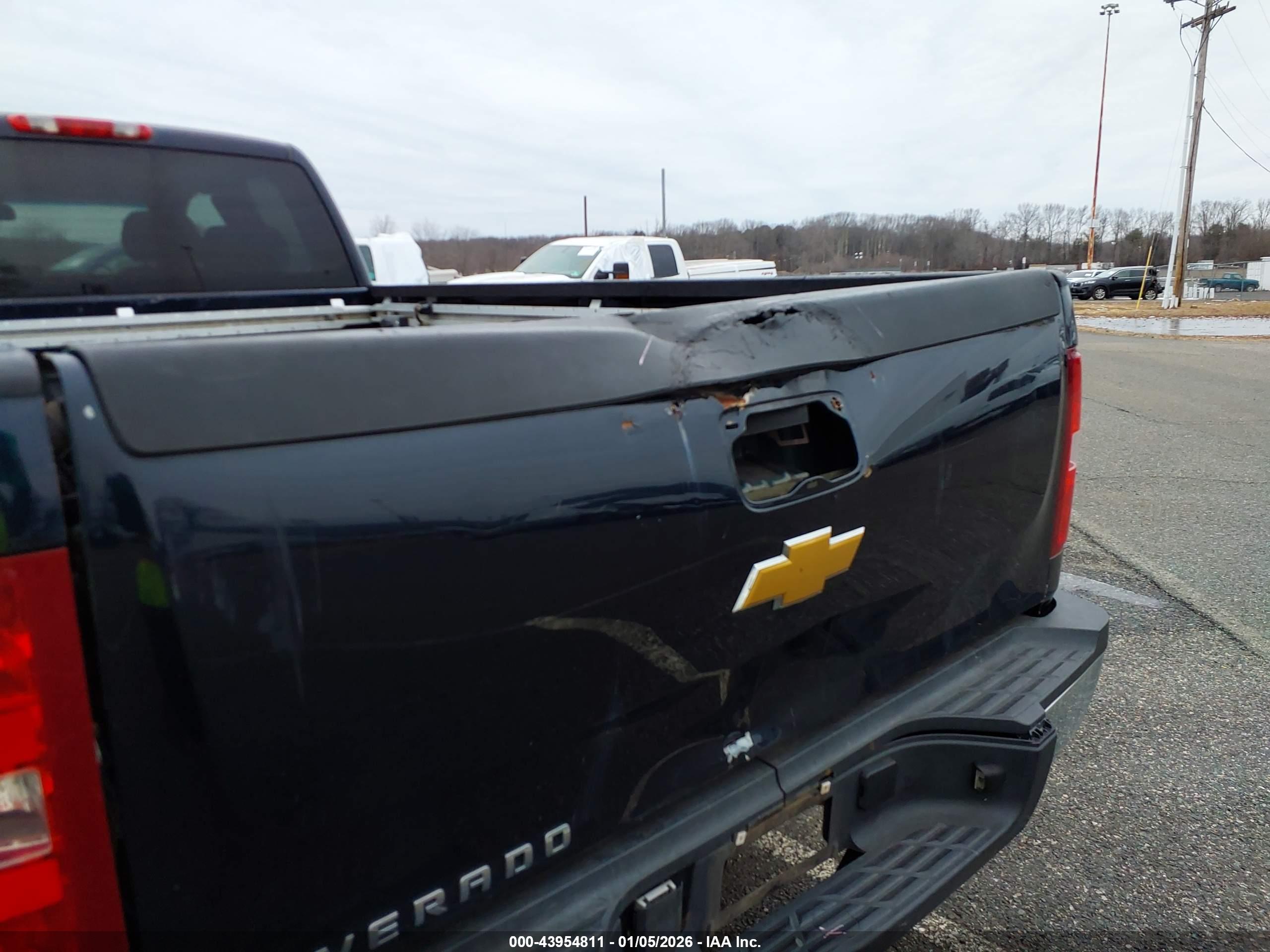 CHEVROLET SILVERADO image 6