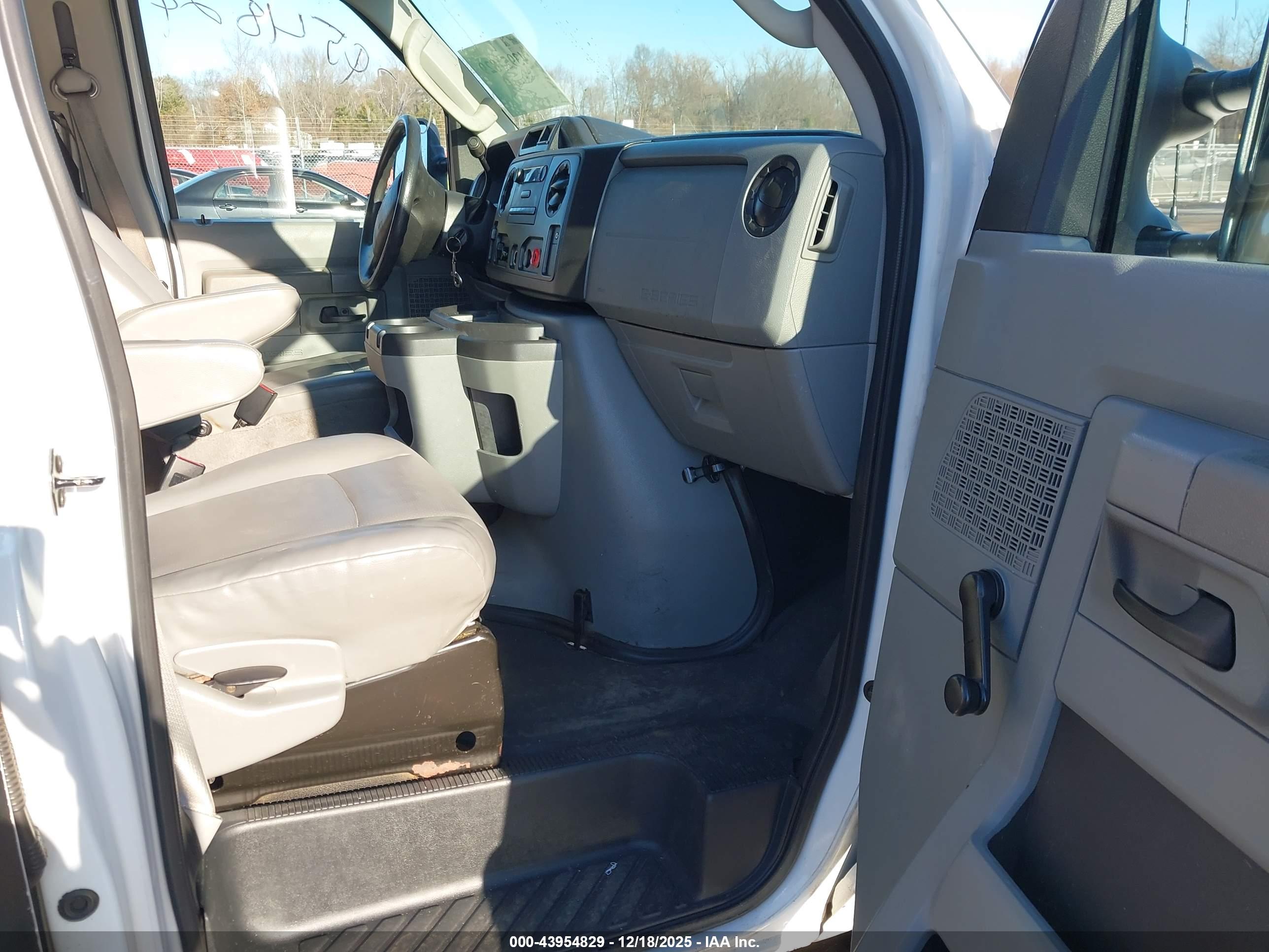 FORD E-250 image 5