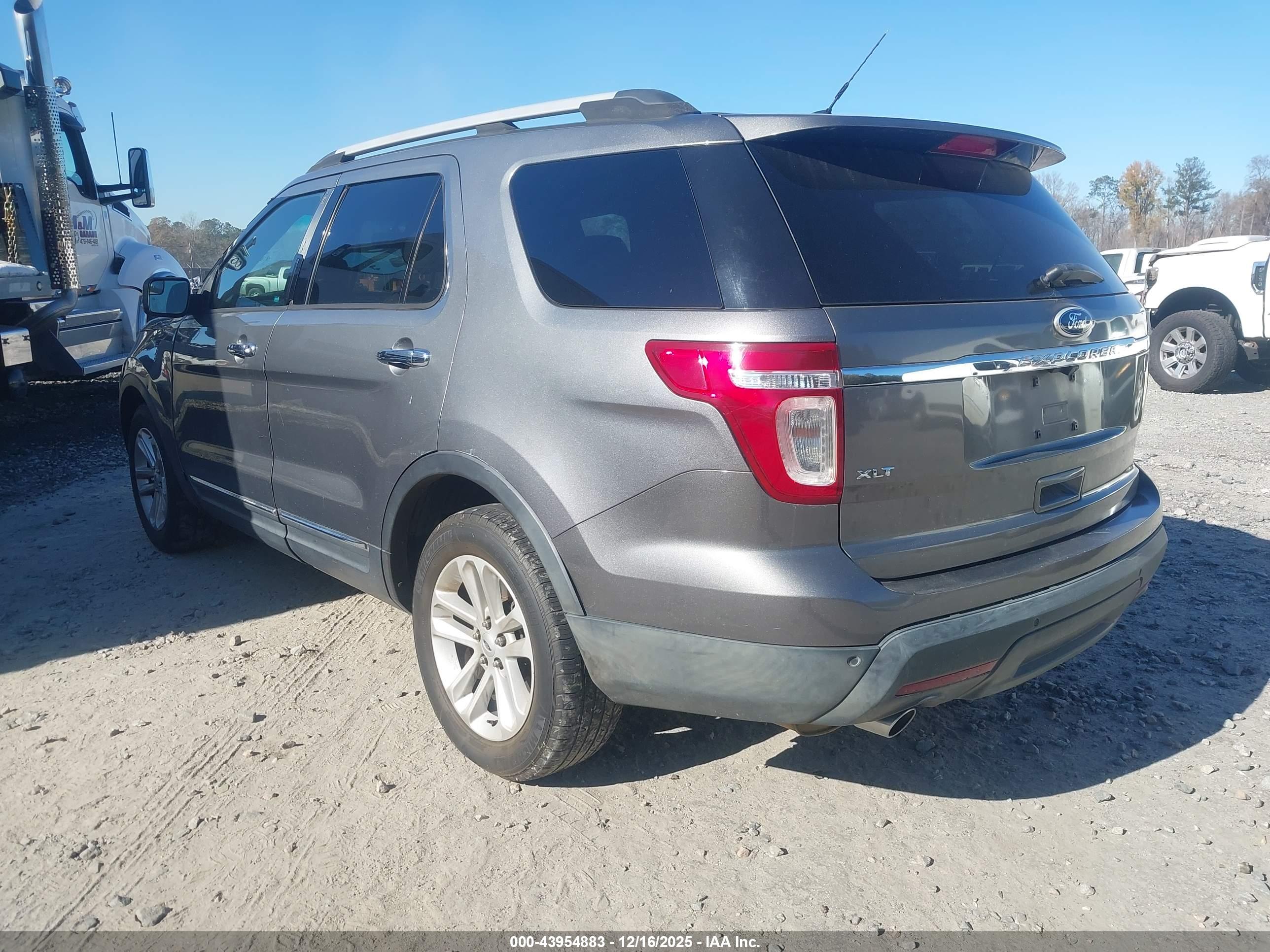 FORD EXPLORER image 3