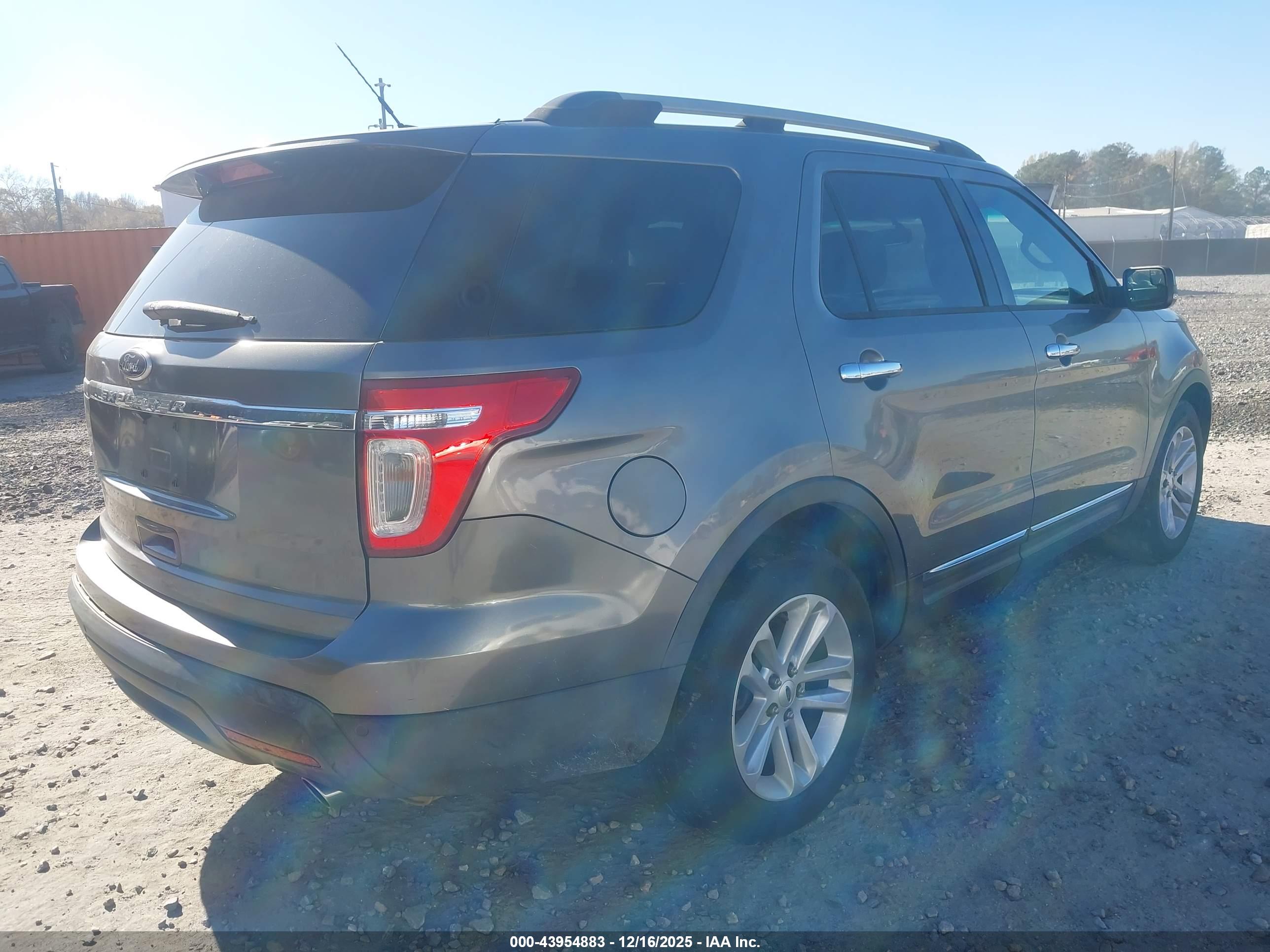 FORD EXPLORER image 4