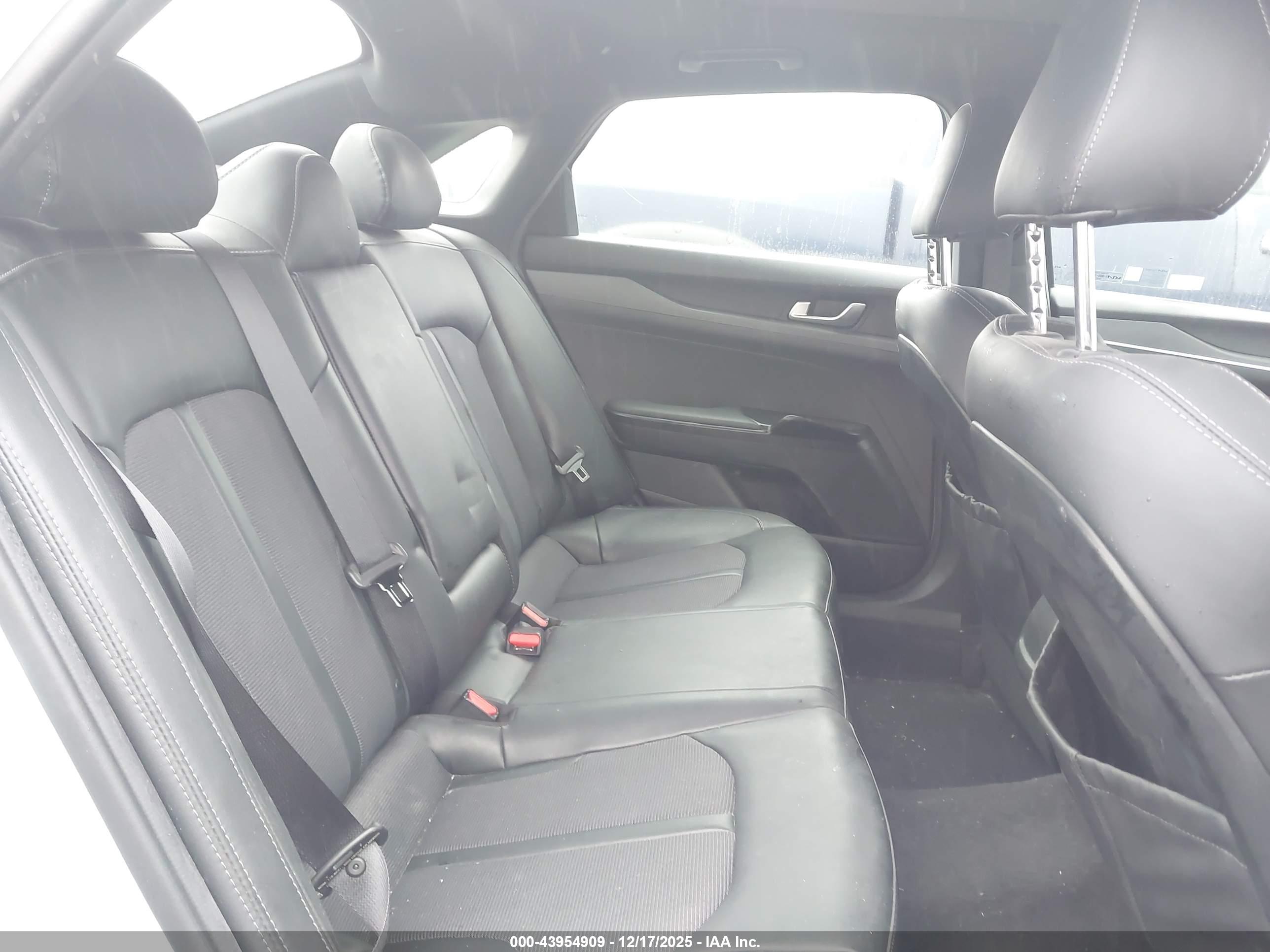 KIA K5 image 8