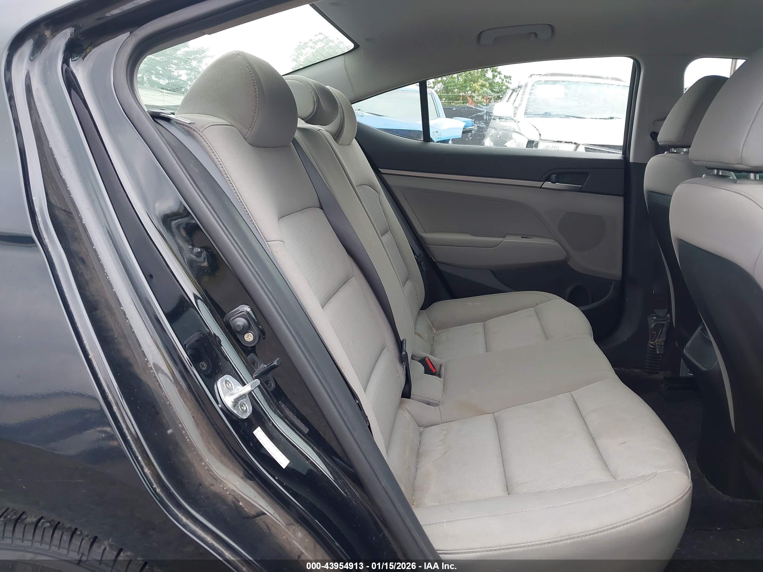 HYUNDAI ELANTRA image 8