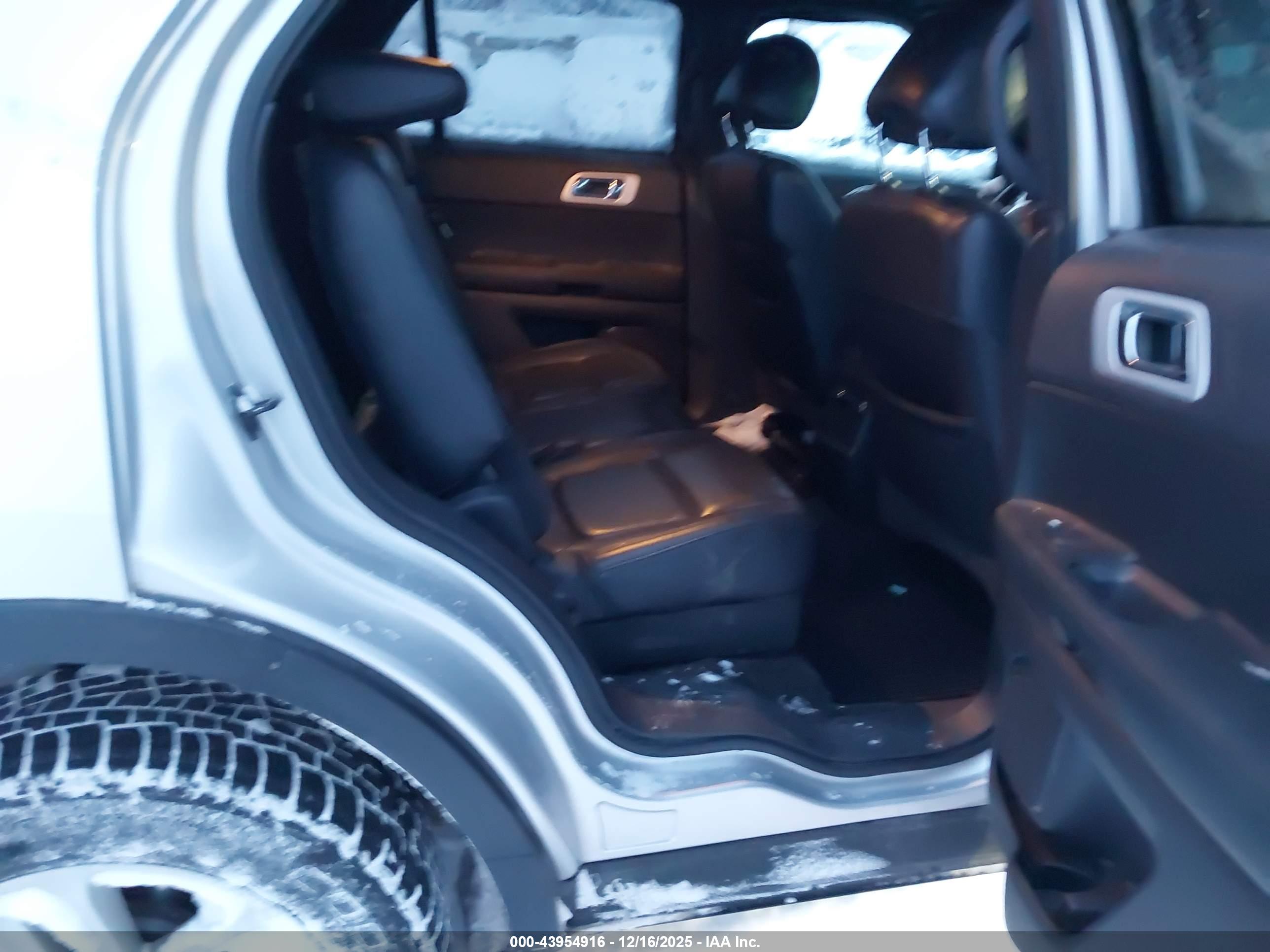 FORD EXPLORER image 8