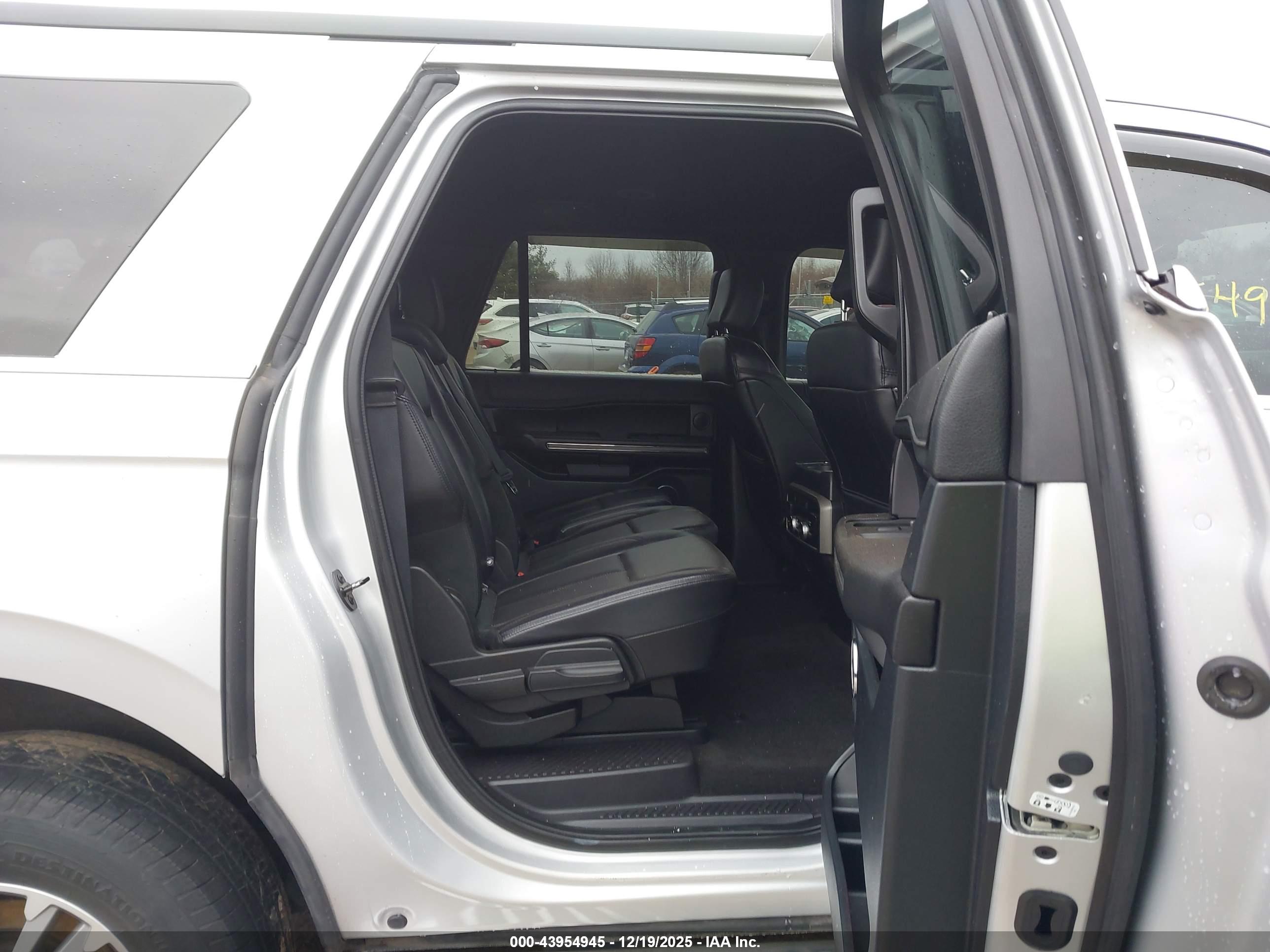 FORD EXPEDITION image 8