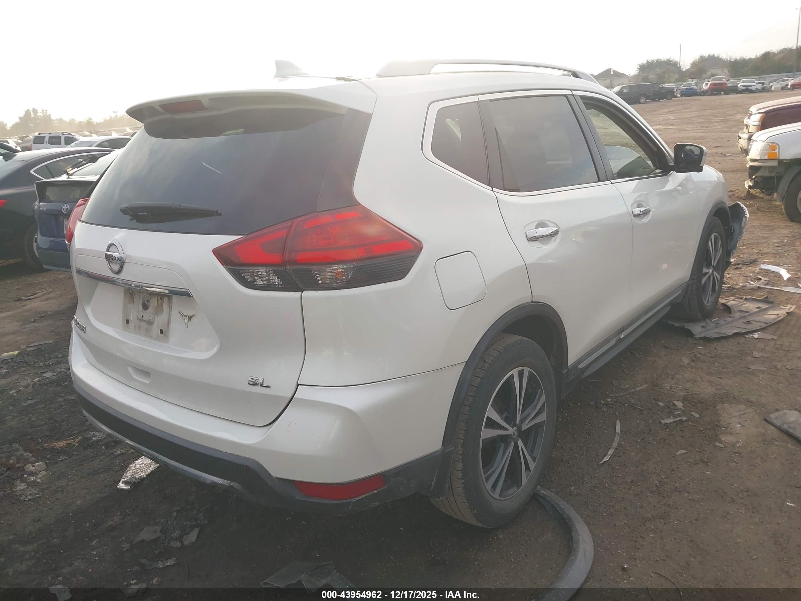 NISSAN ROGUE image 4