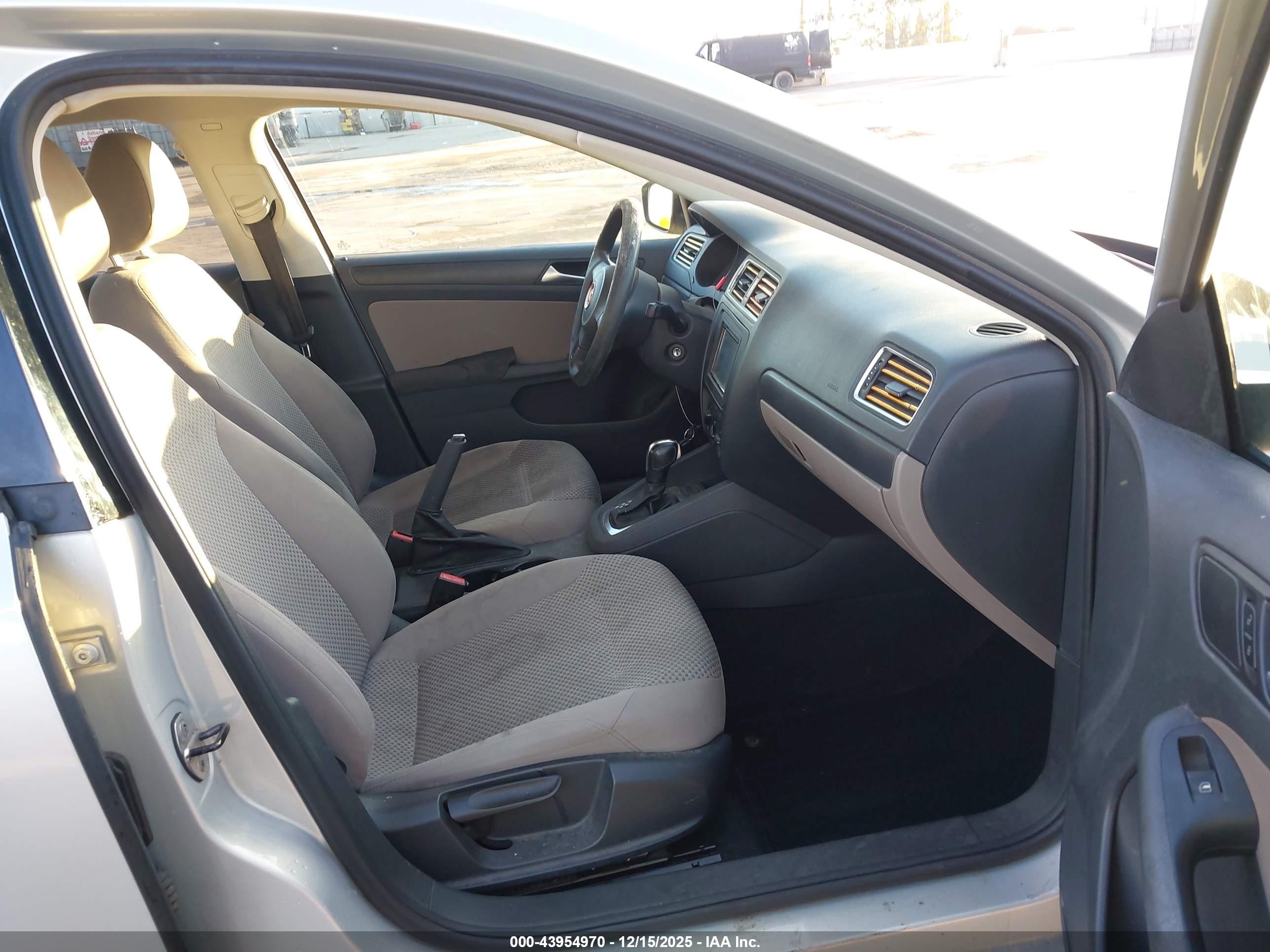 VOLKSWAGEN JETTA image 5