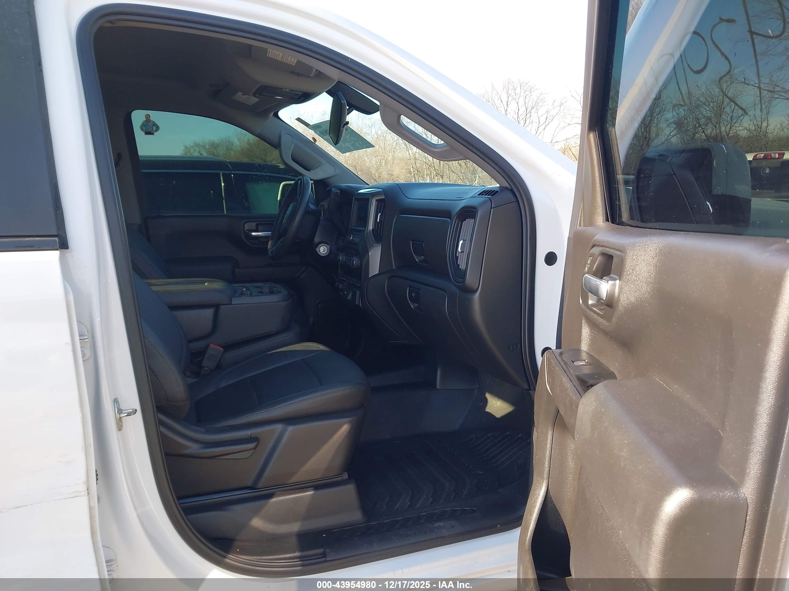 CHEVROLET SILVERADO image 5