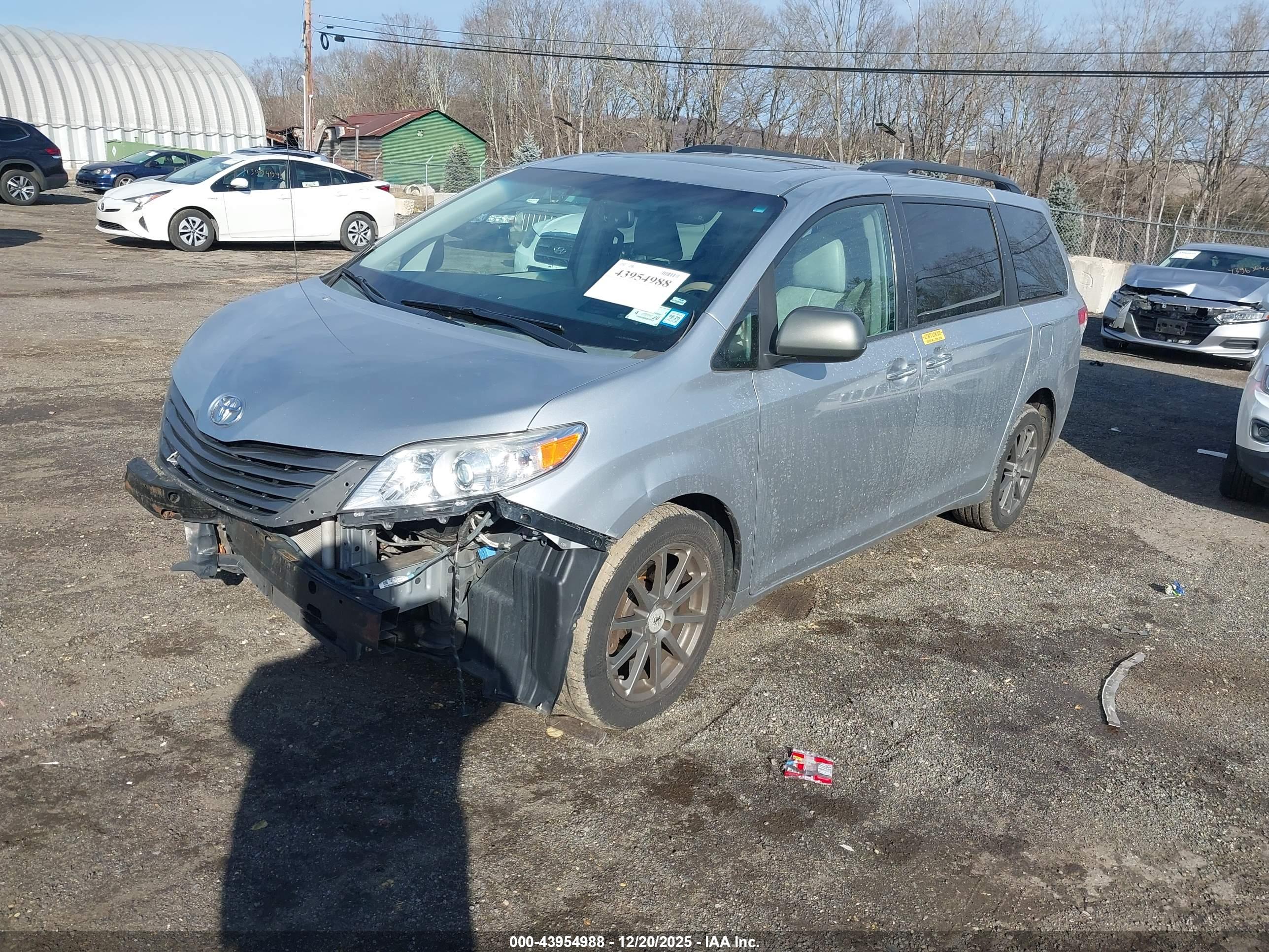 TOYOTA SIENNA image 2