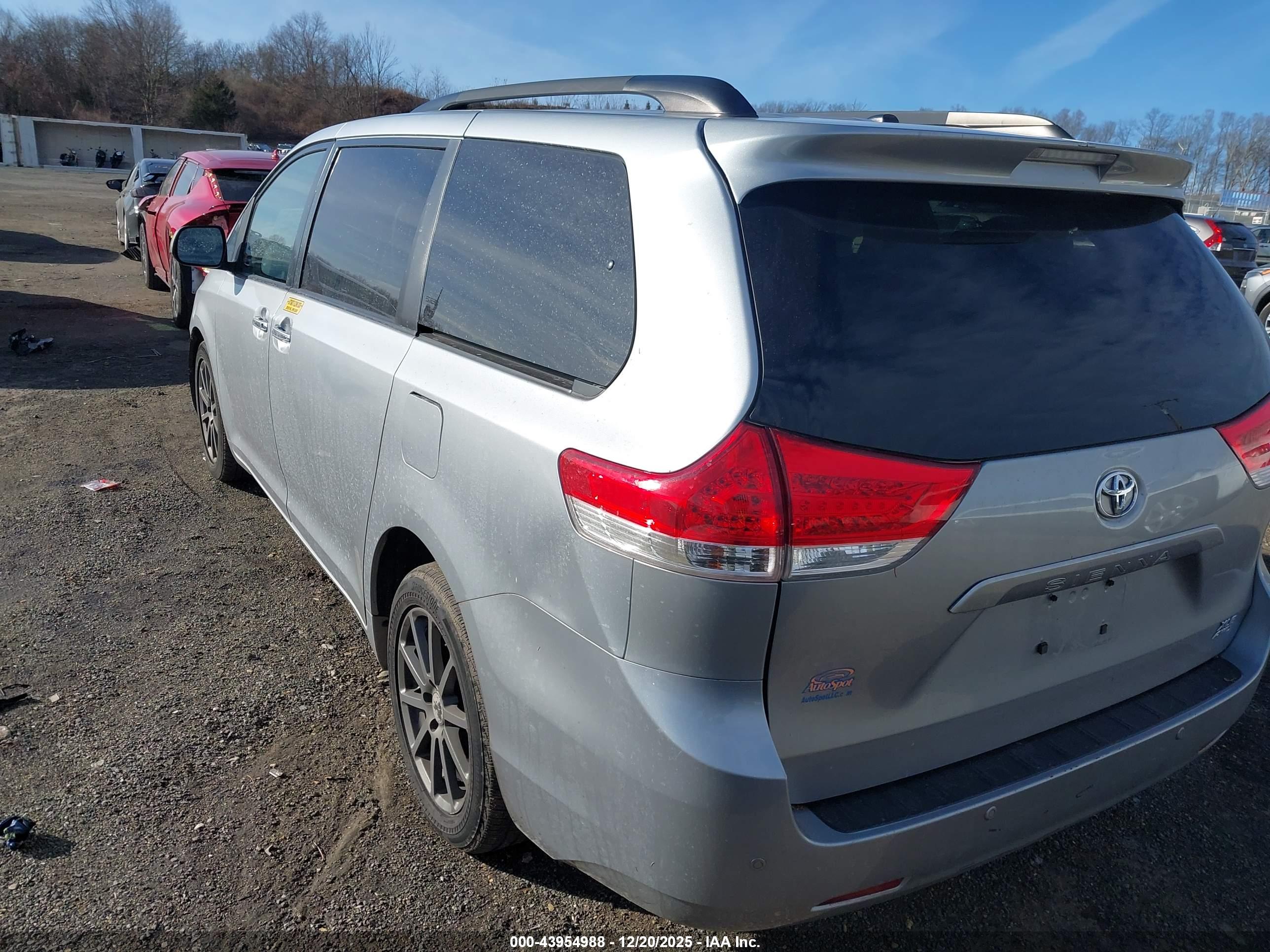 TOYOTA SIENNA image 3