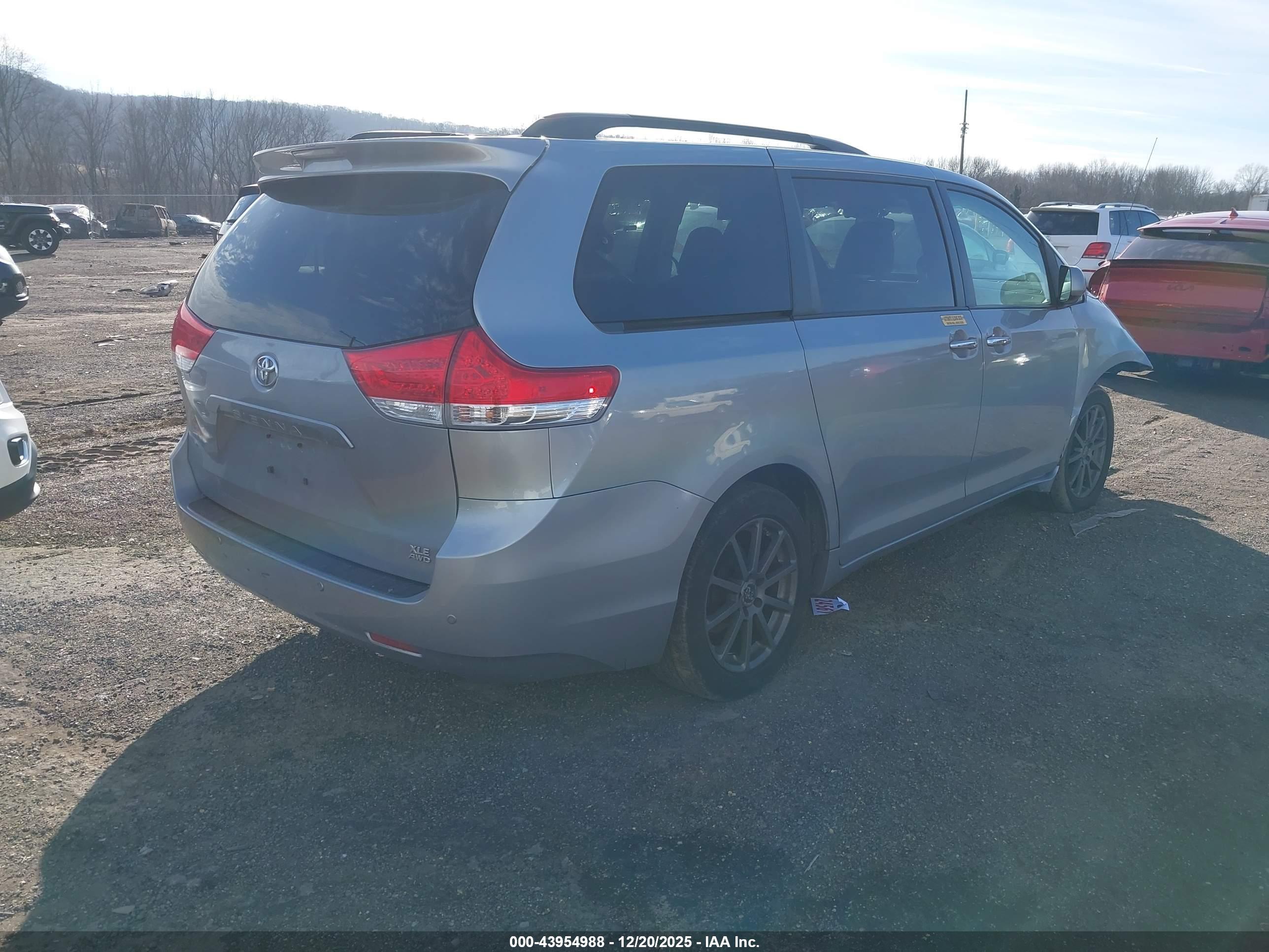 TOYOTA SIENNA image 4