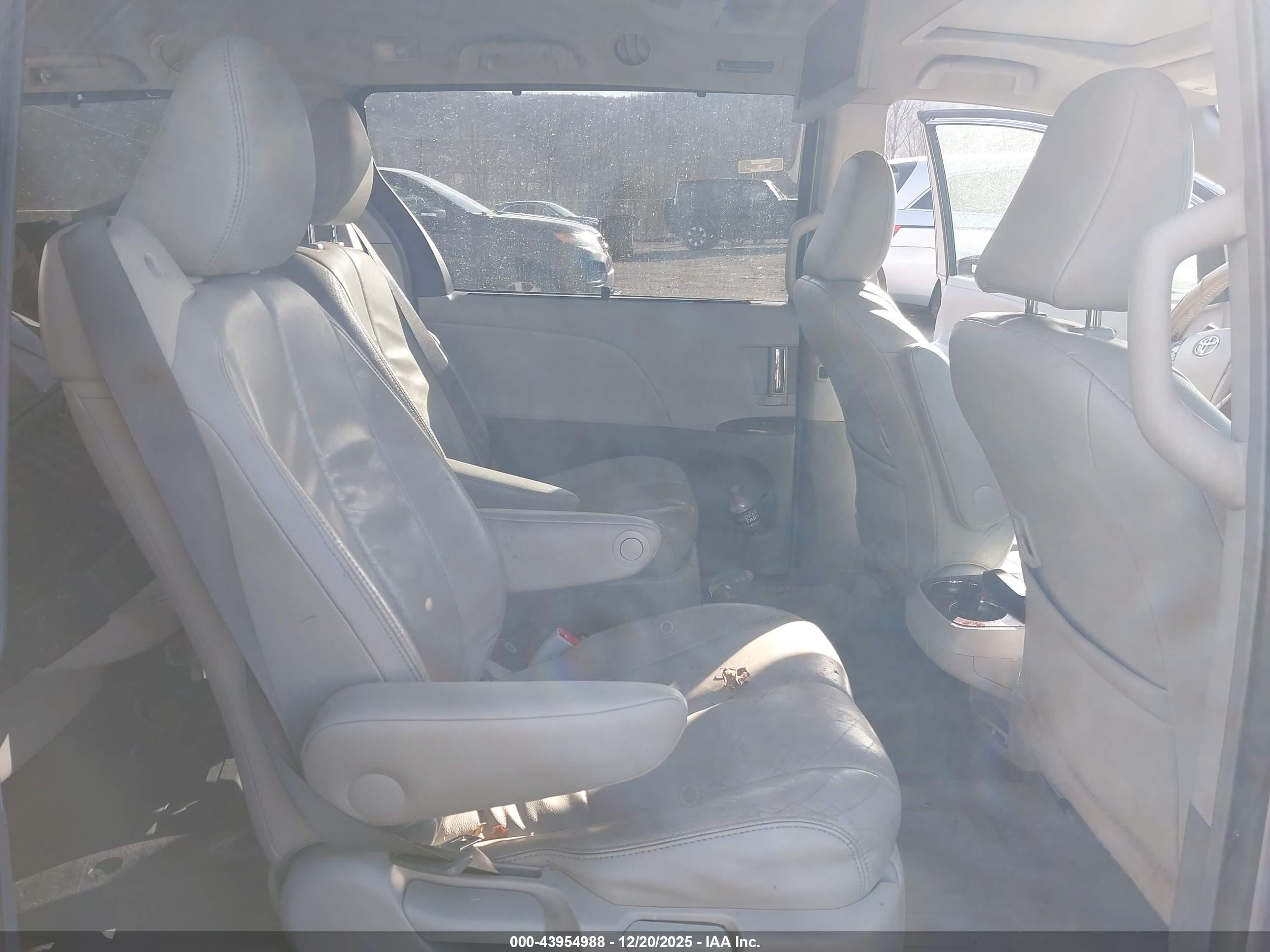 TOYOTA SIENNA image 8