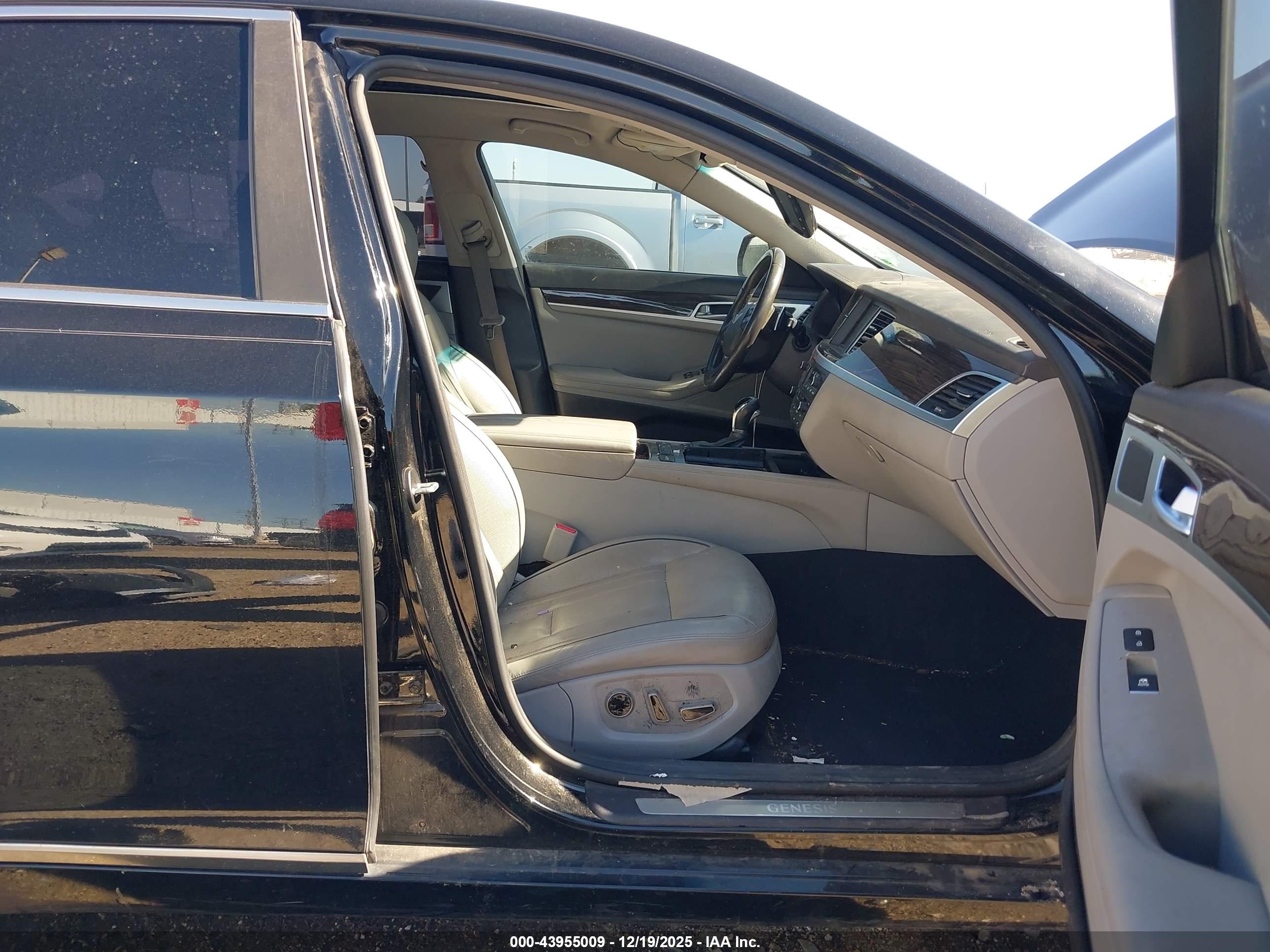 HYUNDAI GENESIS image 5