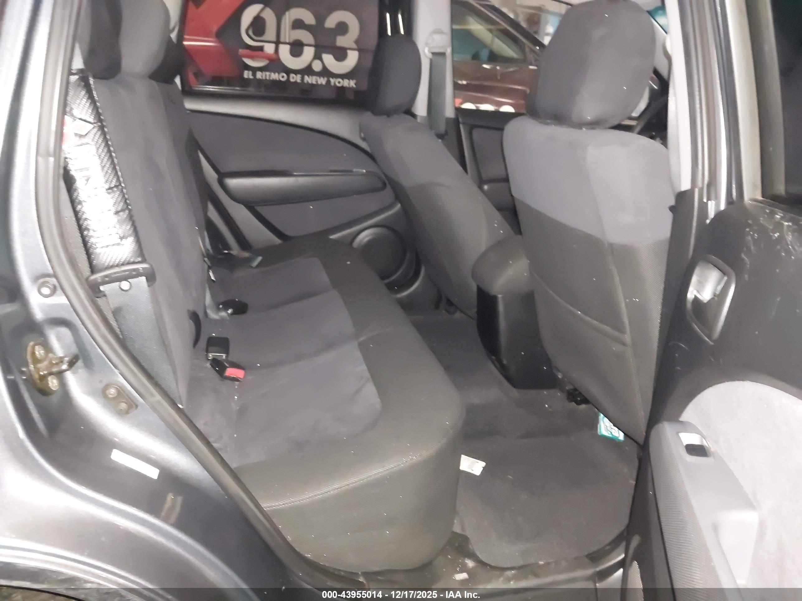 MITSUBISHI OUTLANDER image 8