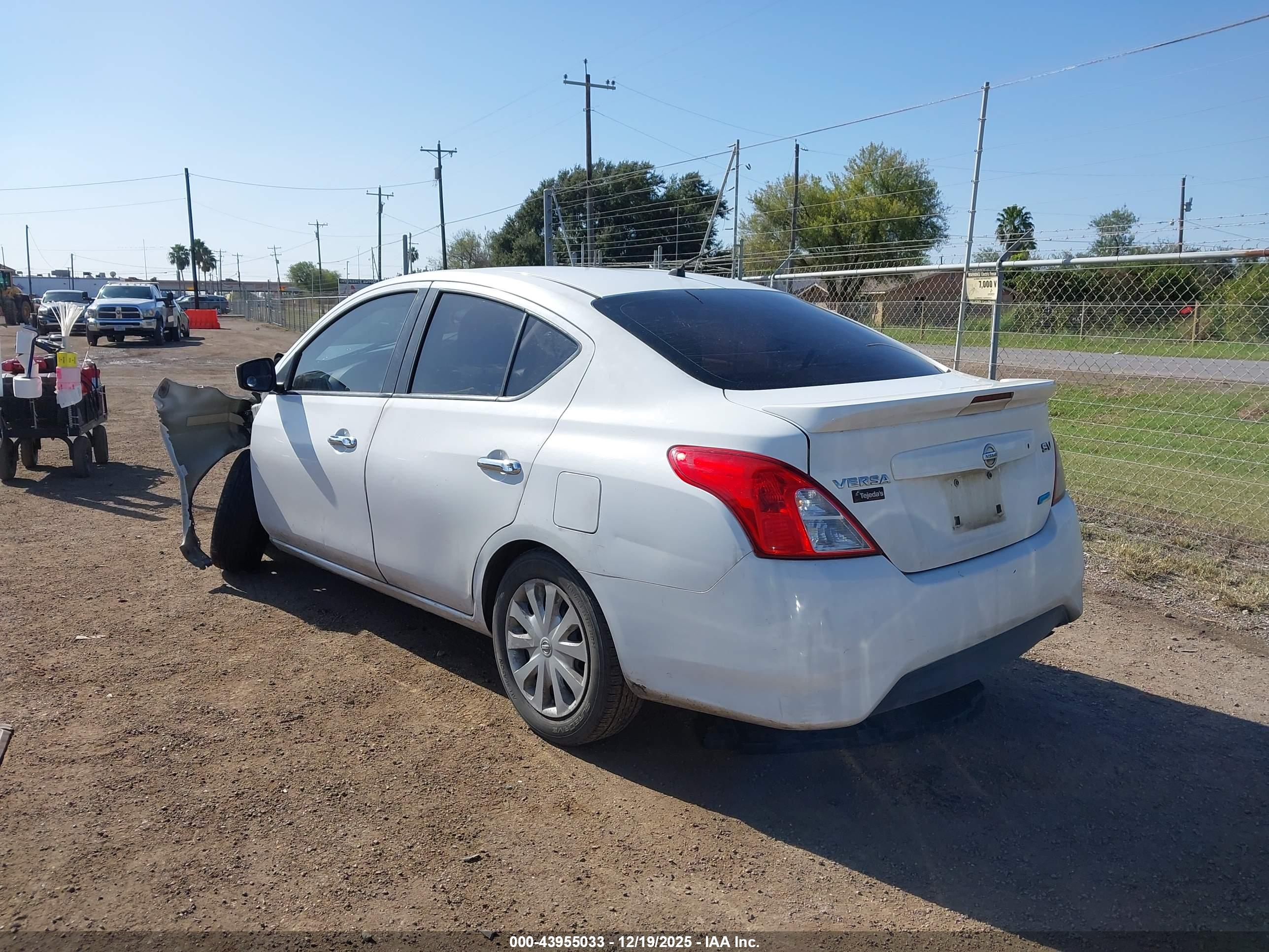 NISSAN VERSA image 3