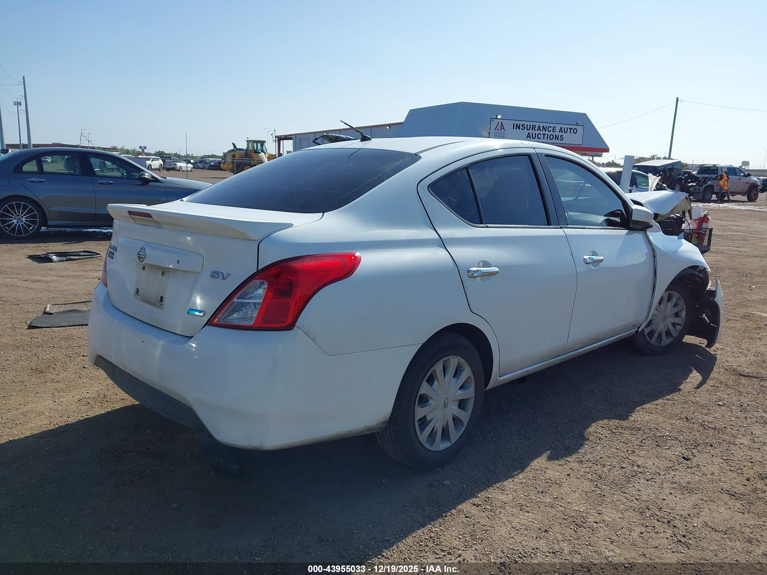 NISSAN VERSA image 4