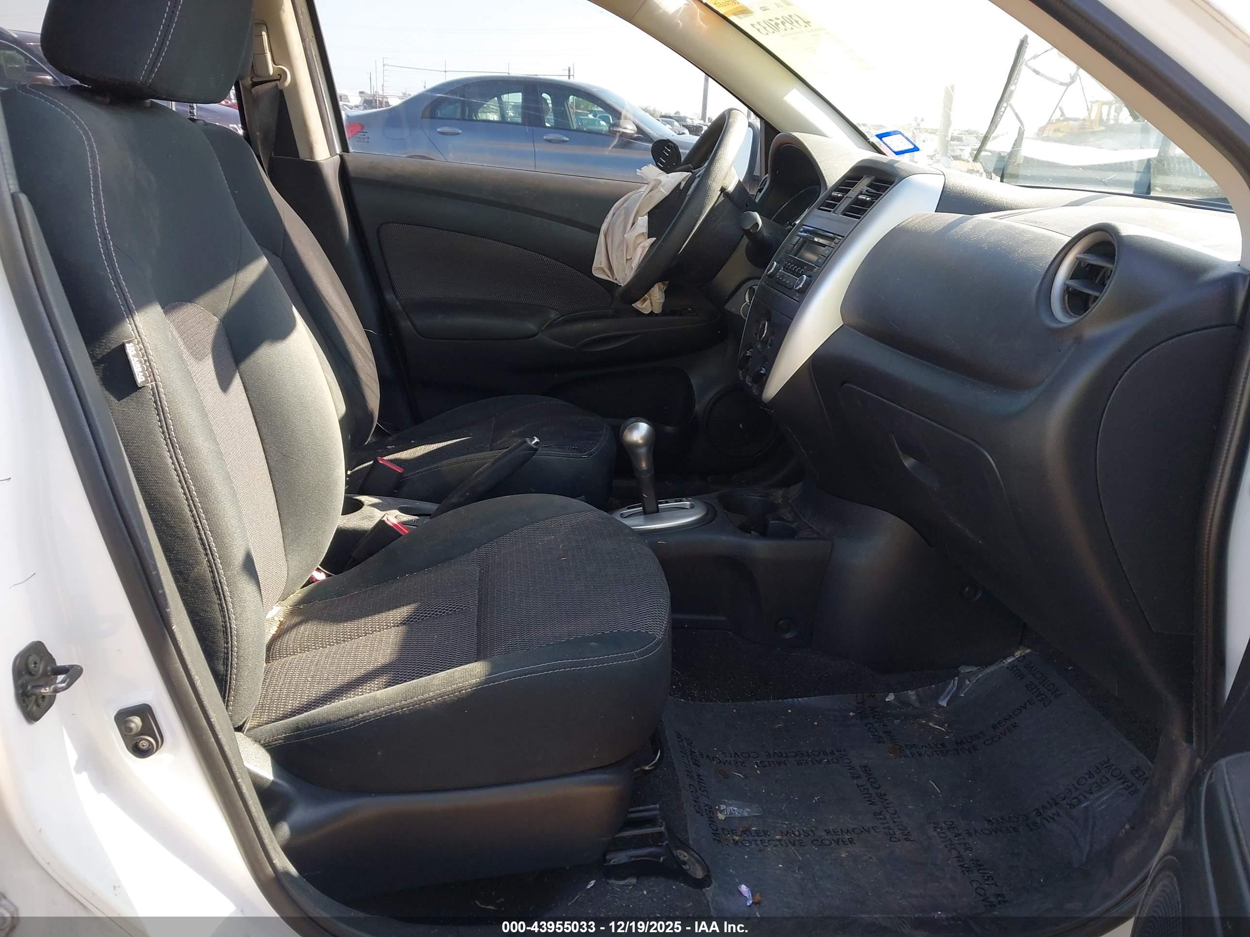 NISSAN VERSA image 5