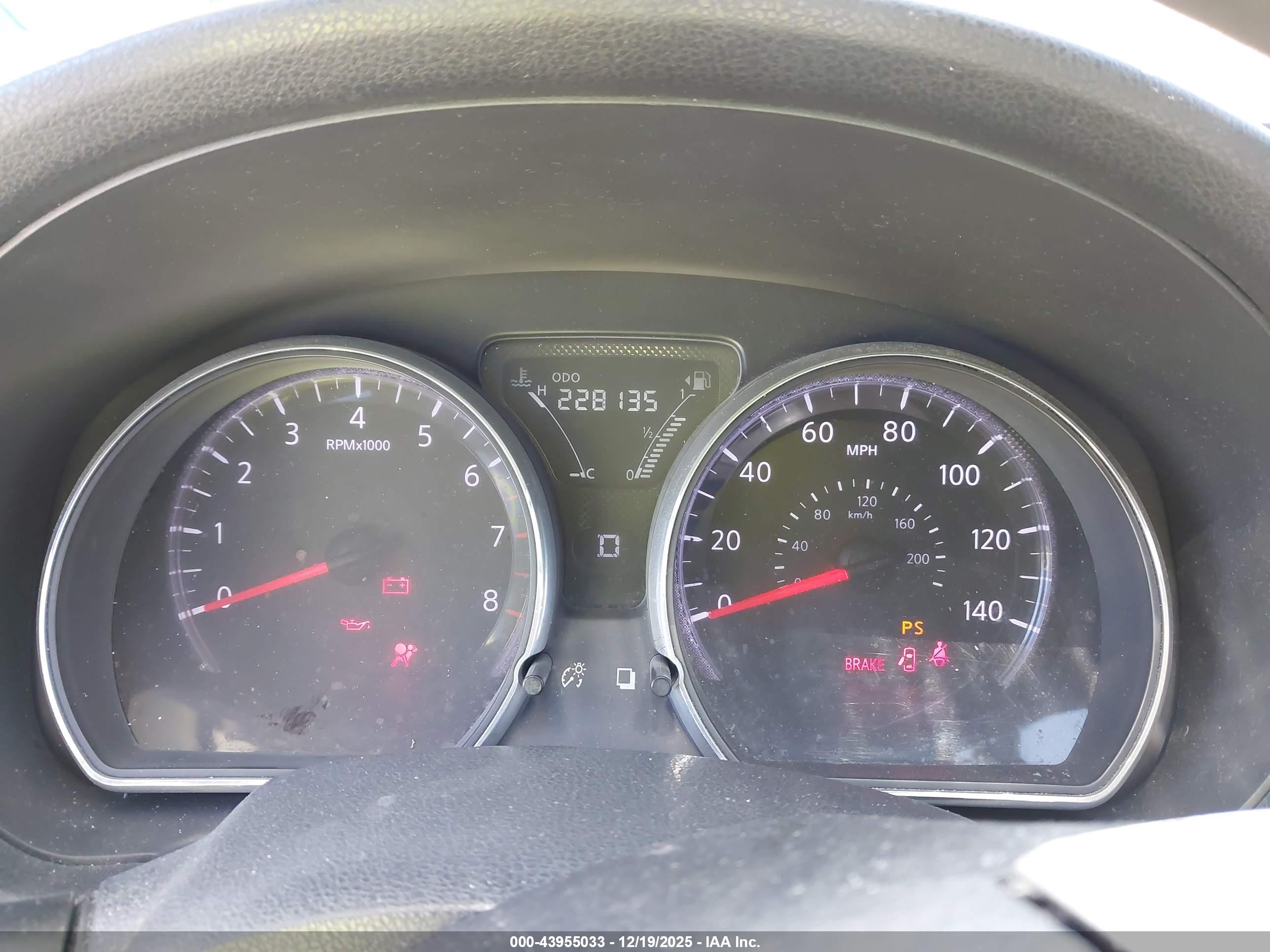 NISSAN VERSA image 7