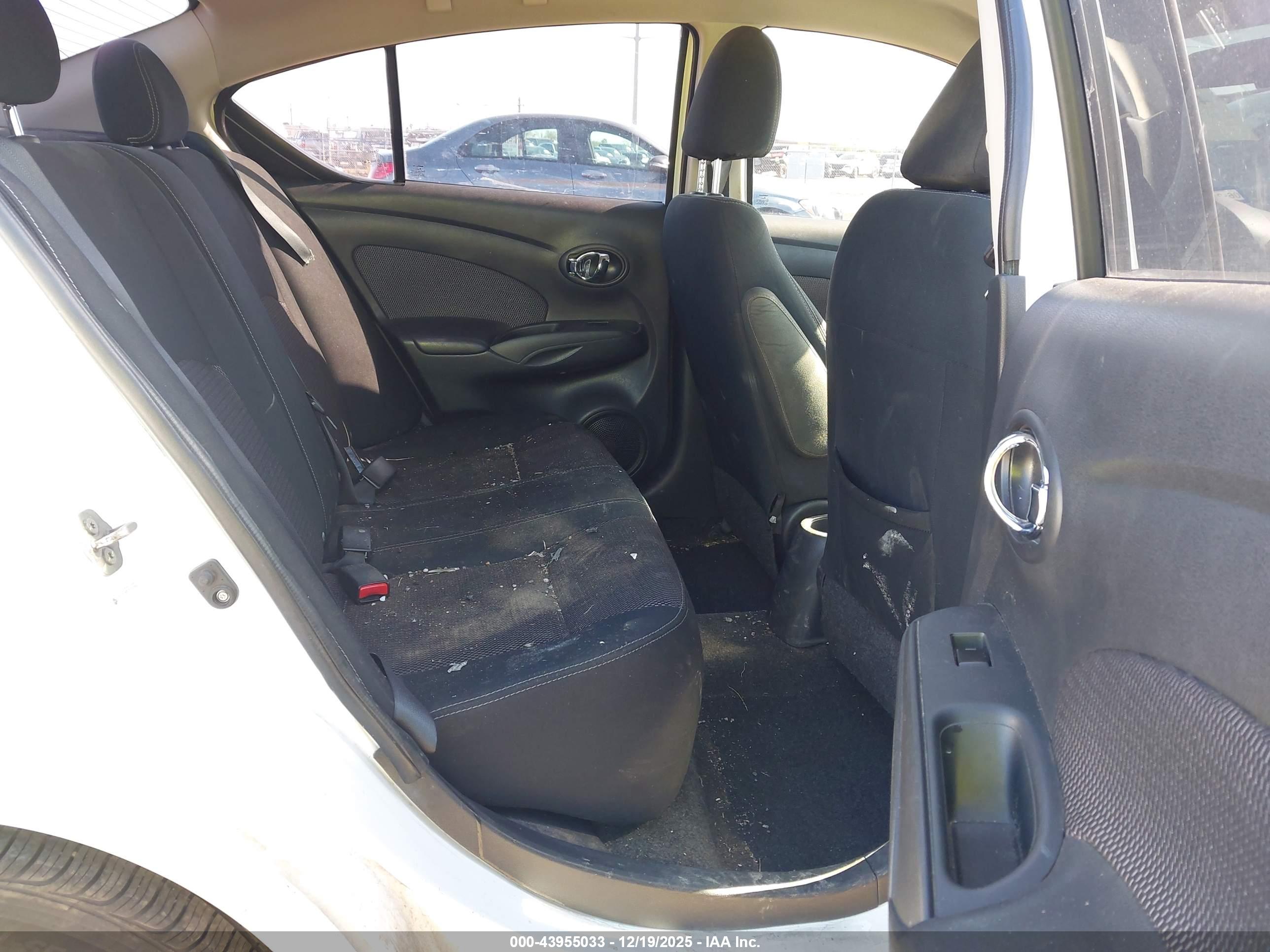 NISSAN VERSA image 8