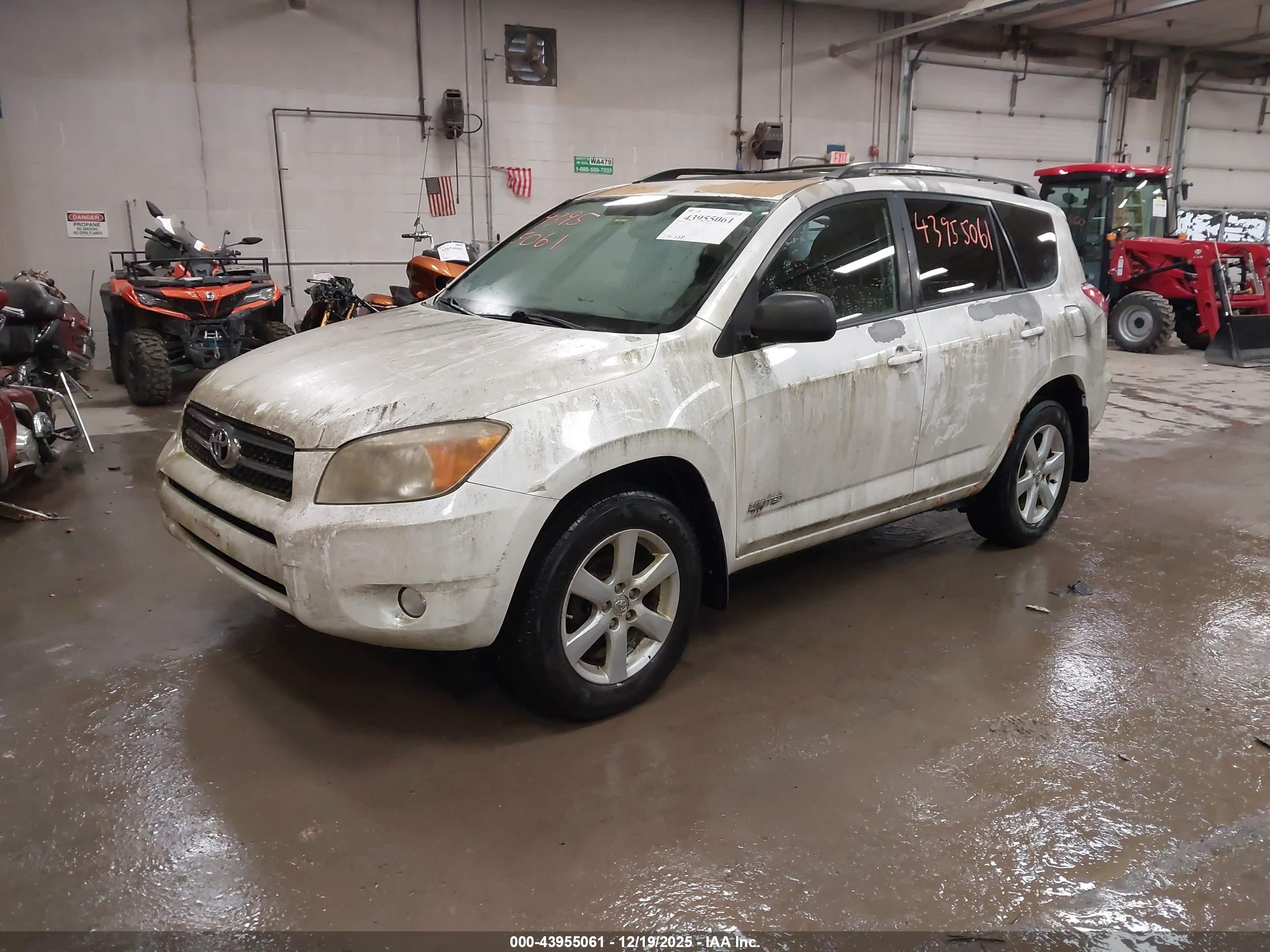 TOYOTA RAV4 image 2