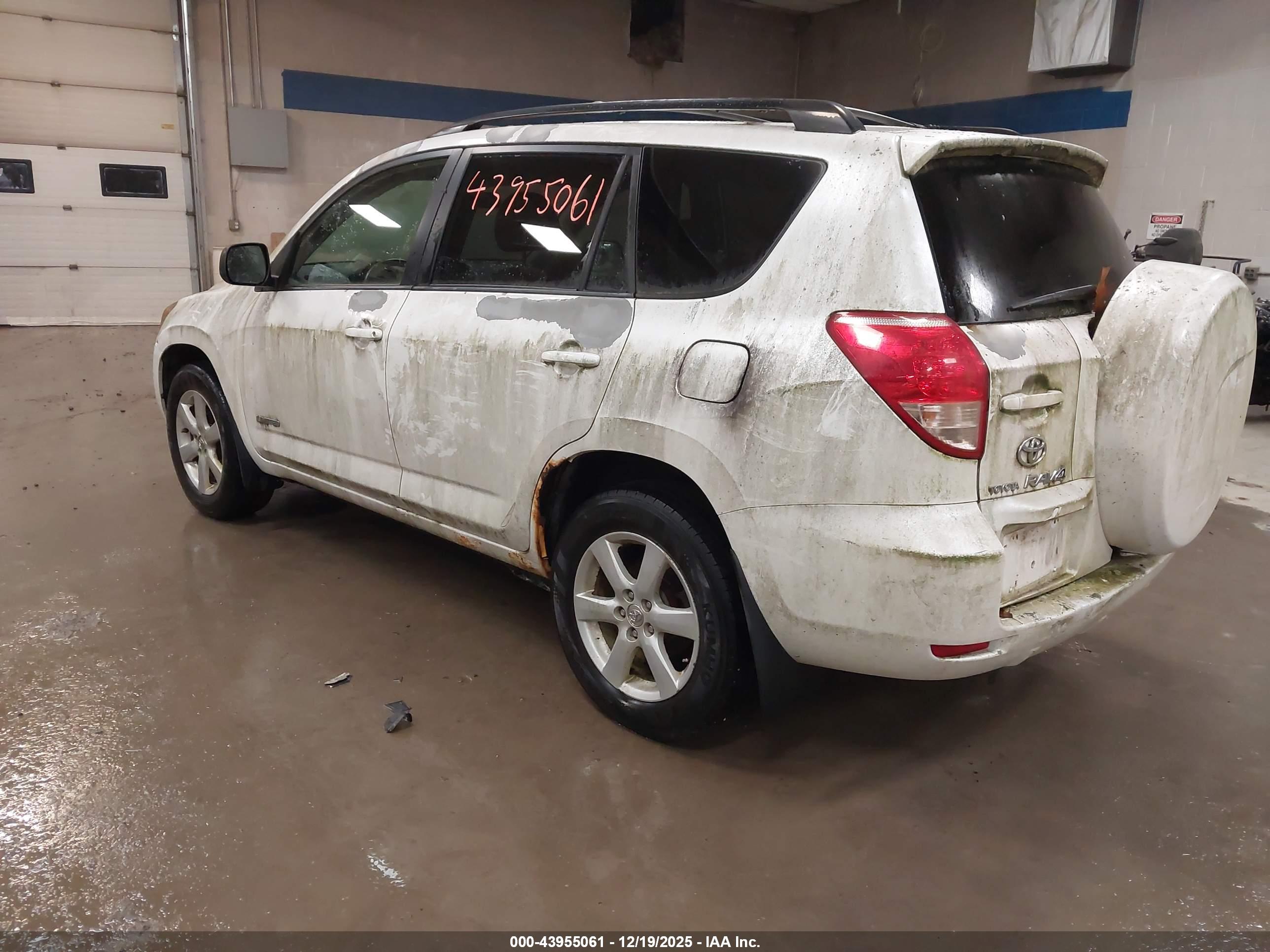TOYOTA RAV4 image 3