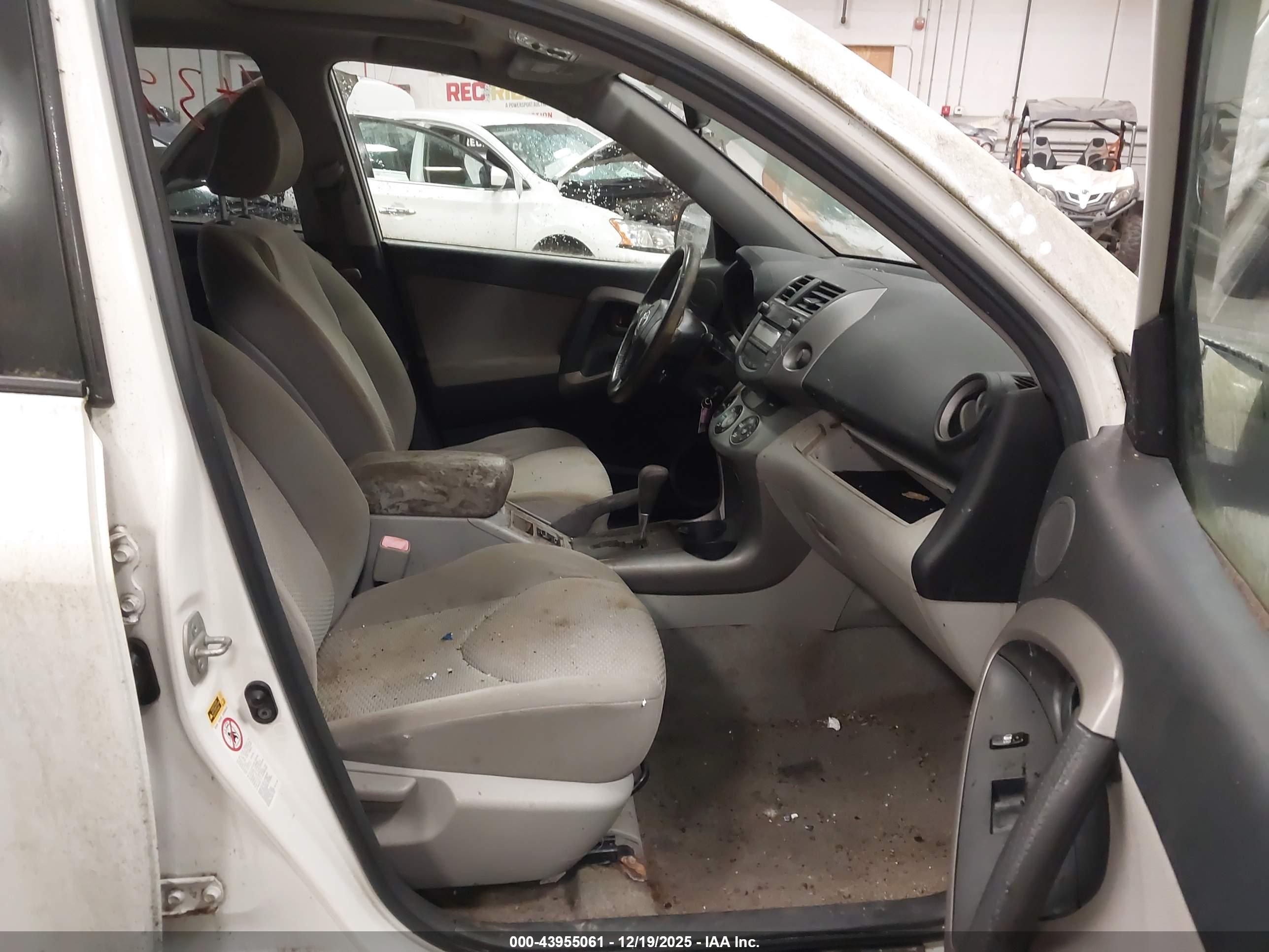 TOYOTA RAV4 image 5