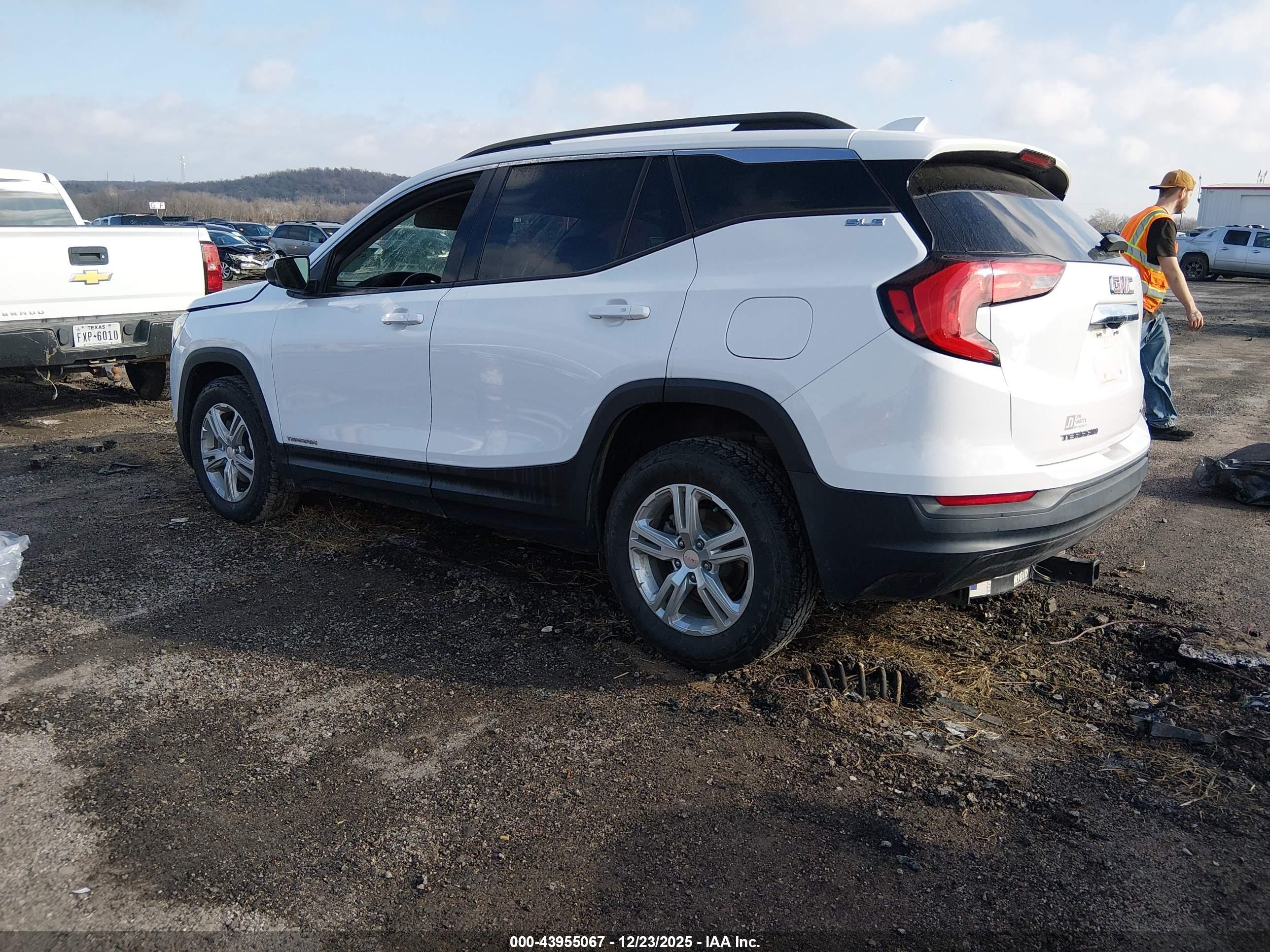 GMC TERRAIN image 3