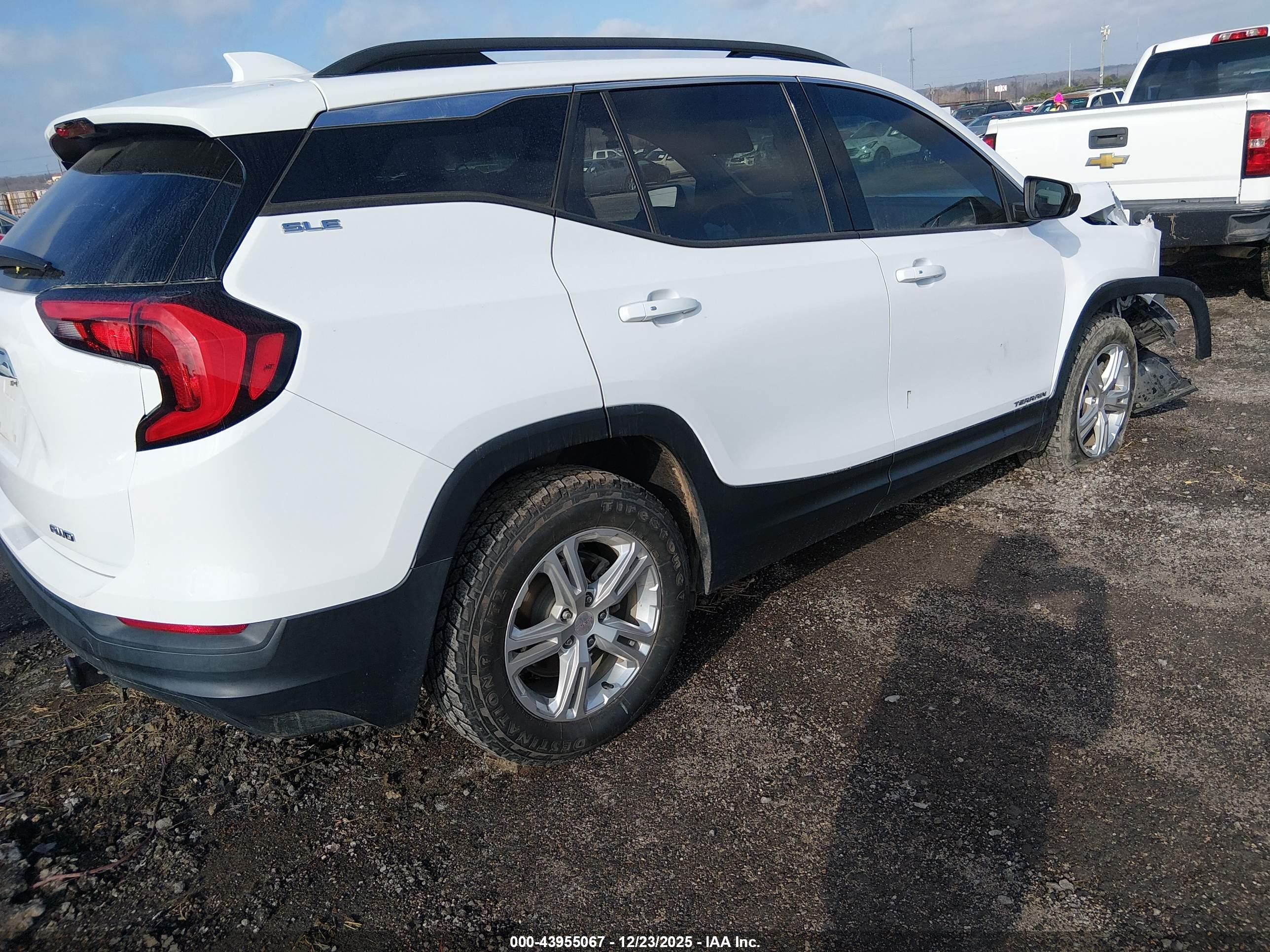 GMC TERRAIN image 4
